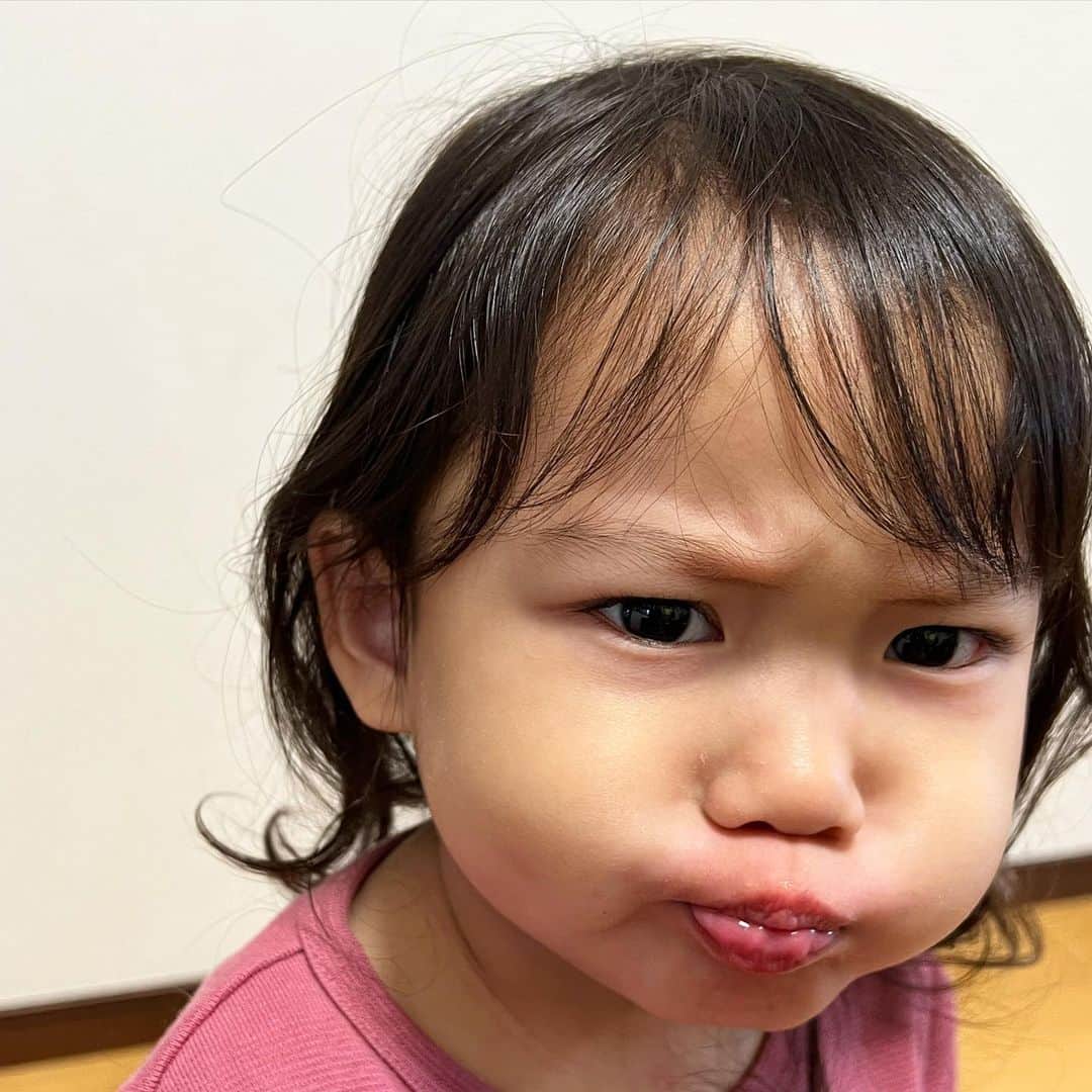 ゆうひなたのインスタグラム：「. . . あっちゅんに車のおもちゃ 取られて怒ってる！笑 くちかわい😂❣️. . .」