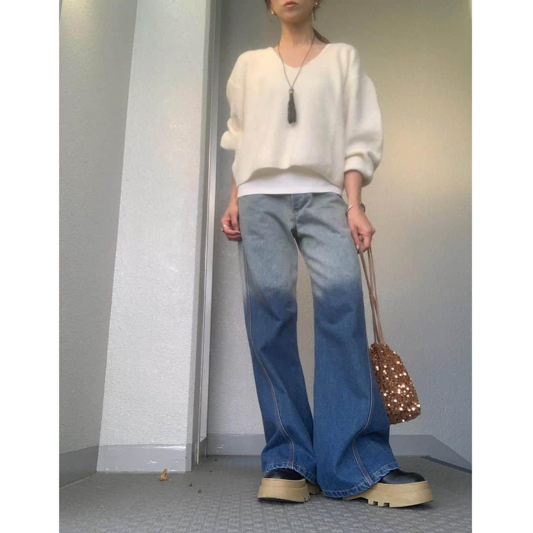 chieminsさんのインスタグラム写真 - (chieminsInstagram)「NewJeans👖‧✧̣̥̇‧  カッコ良く穿いてる人がいて一目惚れ💘 シルエットが最高だった‧✧̣̥̇‧ 飲み会で褒めてもらえた🤍·͜·  そんな土曜日は飲み会🍻 友達の息子君(もう成人ね)たちも参加でめちゃくちゃ楽しかった🤍!!  飲んで食べて歌って気付いたら日が変わってた🤭 家族ぐるみでお付き合いできるの嬉しいな🤍!!  tank tops▶︎▷ #uniqlo  knit tops▶︎▷#hm  pants▶︎▷#ryotakashima  boots▶︎▷#searoomlynn  bag▶︎▷#capricieuxlemage  accessory▶︎▷#lapuis   #code  #coordinate #ootd #outfit #mylook #ママコーデ#156cmコーデ #デニムコーデ」10月23日 11時50分 - chery0131