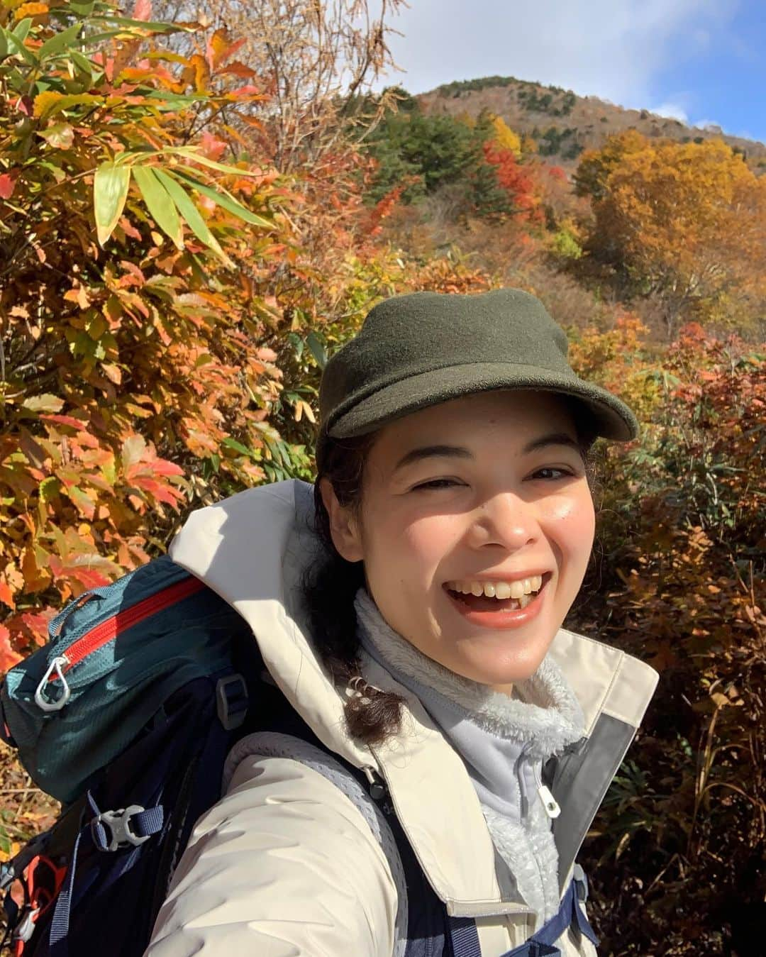 仲川希良のインスタグラム：「福島県の会津磐梯山に行ってきました！ ・ 滞在中そのお姿はほとんど雲のなかに隠れていたのですが 最終日にやっと見えたぞ！と思ったらなんと初冠雪 ・ うっすら白い山頂部と見事な錦絵の中腹 裾野あたりはまだこれから色付こうという感じ 今まさに季節が移り変わっているようすがひと目で楽しめる ドラマチックな瞬間に立ち会うことができました ・ ・ 私が選んだのは猪苗代コース リフトを2本乗り継ぐと標高1100mあたりまで上がることができ 1816mの山頂まではそこから2時間ほどというお得感あるルート 帰る時間が迫るなかパッと紅葉の散策を味わうことができて幸せでした ・ 歩いているうちに雲もとれて 麓に目をやると猪苗代の街と猪苗代湖の大絶景が！ 稲穂が黄金色に輝くところと もう刈り取られたところと 田んぼがパッチワークのようになっているのを眺めながら ただただ「秋だなぁ」と満たされた気持ちでした ・ ・ 紅葉の見頃はまだ続きそう 山頂まで行かれた方によると真っ白の冬の世界が広がっていたそうですから ぜひ装備を万全にしてお出かけくださいね ・ リフトを降りた時点で充分過ぎるほどの眺めが待ち受けているので 登山をしない方は防寒だけしっかりして秋色の空中散歩を楽しむのもオススメです ・ ・ ・ 秋の会津の自然は良いですよ〜とお誘いくださった @fukushima_gurashi_official さんありがとうございます！ ・ お伝えしたいことたくさんあるのだけど とにもかくにもタイミングを逃すまいということでまずは紅葉情報でした また少しずつ会津旅のようすアップします♩ ・ ・ #福島県 #猪苗代 #磐梯山 #猪苗代登山口 #紅葉登山 #猪苗代湖 #ふくしまぐらし #ふくしまファンクラブ」