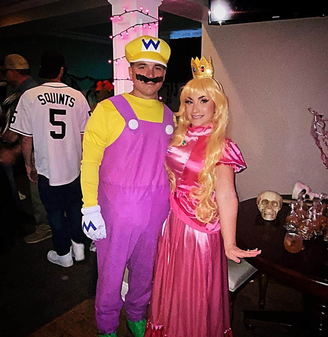 ディーナ・ニコール・コルテーゼさんのインスタグラム写真 - (ディーナ・ニコール・コルテーゼInstagram)「Wario got his peach 👸」10月23日 11時56分 - deenanicole