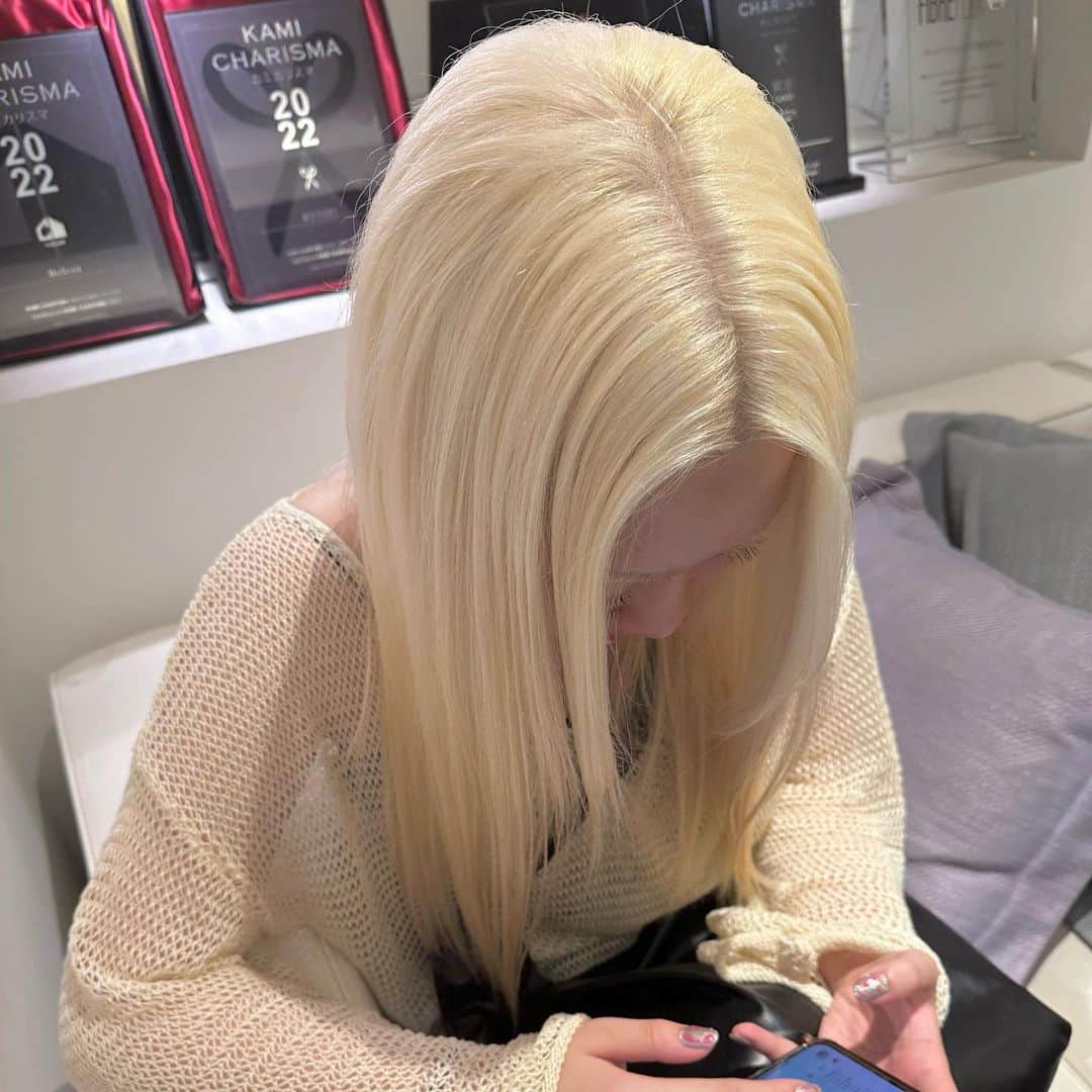 Beleza_official_instagramのインスタグラム：「抜きっぱなしのブロンドが1番無敵、♡ ・ 色落ちまで綺麗なカラー やわらかいカラー 一人ひとりに似合うカラー お任せください✊🌼🌟 ブリーチは誰に任せるかでダメージが 変わってきます！ ご予約はDMorホットペッパーから お願いします😉💕 Rei指名していただければ 絶対に可愛くします✊ belezaに来たことある方でもRei指名可能です😇 "また会いたい"と思わせます❗️ ・ わからないことがあればDMまでお願いします🤲  黒染め、縮毛履歴はハイブリーチメニューで ご予約ください🤲 記載のお時間より、ブリーチの抜け具合で お時間かかる場合がございます。 当日は長めに見ていただければ助かります。 お任せください♡♡」