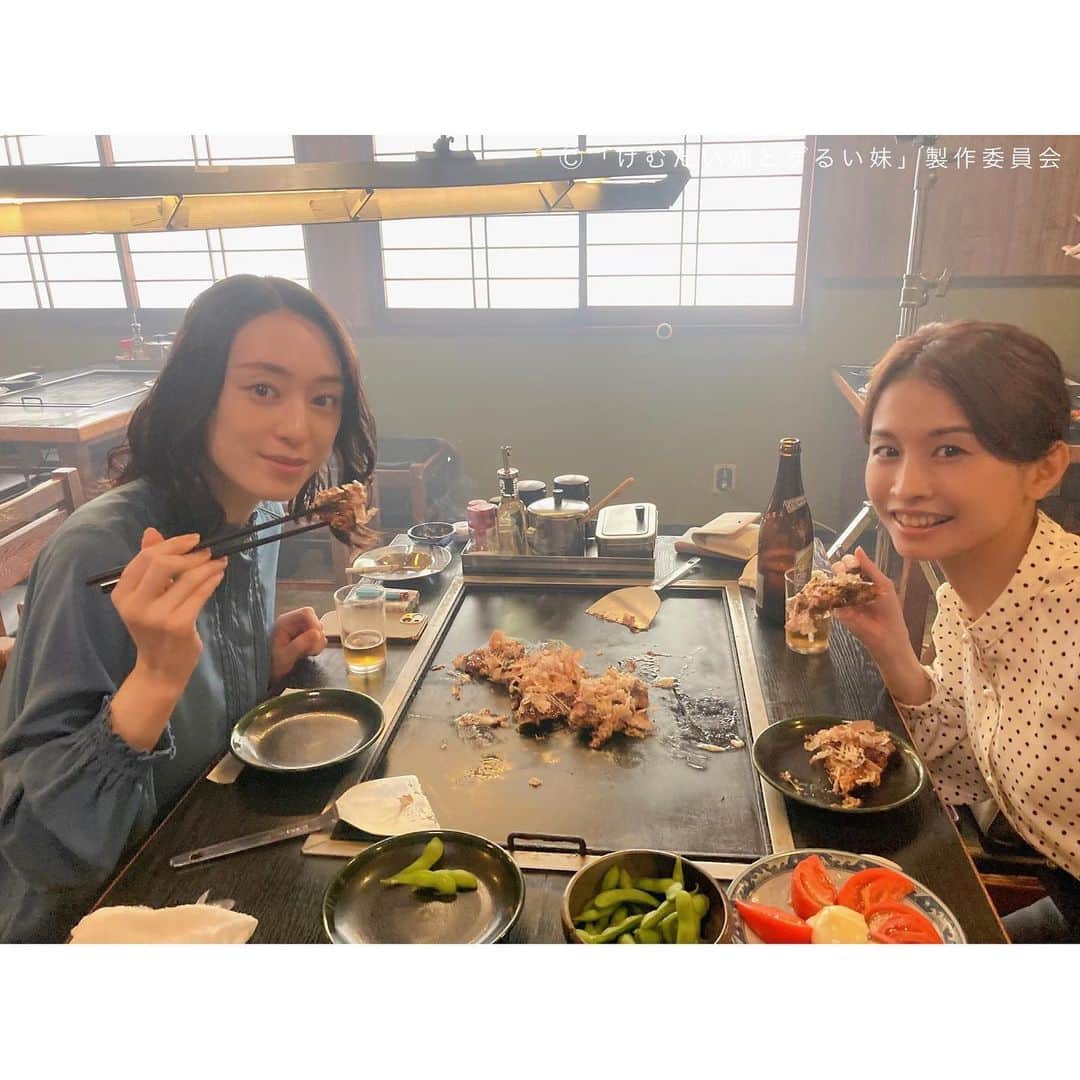 のインスタグラム：「. 😈東郷じゅん役( #栗山千明 さん) 😈田辺やよい役( #大浦千佳 さん) お好み焼き屋さんで🥢 撮影後みんなでいただきました💟  ／ 『#けむたい姉とずるい妹 』 第3話は今日！ 10/23(月)夜11:06放送🪄 ＼  1、2話は #TVer で無料配信中🎗 tver.jp/episodes/ephkhavw72 U-NEXTなどでも配信中💠  #テレビ東京 #けむずる  #栗山千明 #馬場ふみか #栁俊太郎  #桜田通 #雛形あきこ  #オフショット」