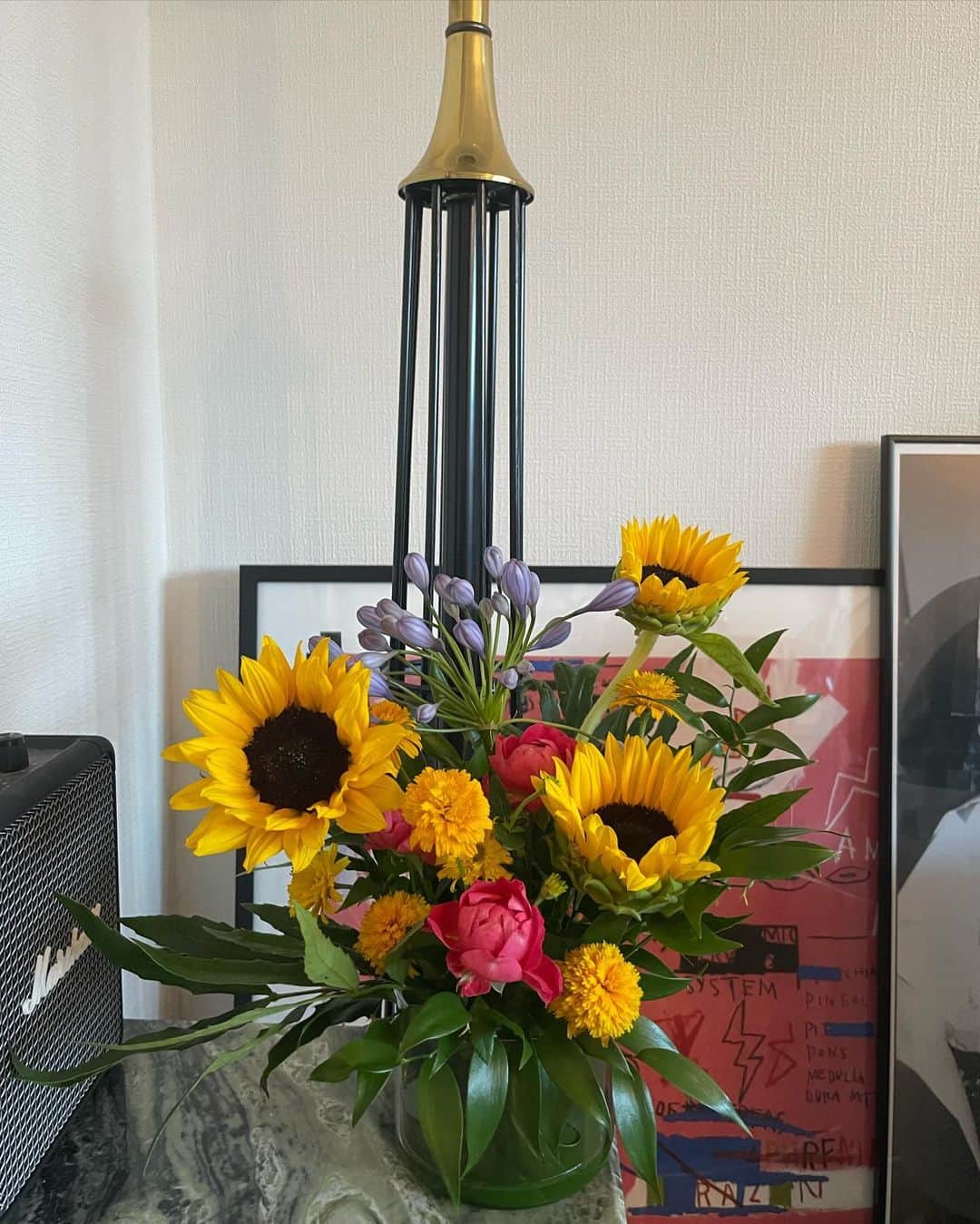 のインスタグラム：「初めてのアレンジメント  季節の花で(夏頃のお話し) 向日葵のアレンジメント🌻 時差投稿になってしまいましたが 夢中になって時間経つを忘れるほど。 もっと掘り下げたい、学びたいと思ったお花の世界。 楽しかった✌︎ 趣味はひとりで自由気ままに、 自分時間、年々必要だと感じて大切にしてます🧠」