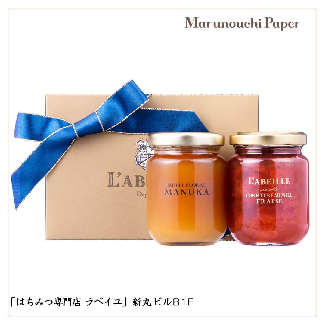 Marunouchi Paperさんのインスタグラム写真 - (Marunouchi PaperInstagram)「【センスの光る定番手土産～丸の内特選手土産～】 お祝い事やお呼ばれ、特別な日の挨拶や帰省土産に――『丸の内特選手土産』定番商品から、センスの光る丸の内ならではの逸品をピックアップしてご紹介。  大切な日に心を伝える手土産選びに、ぜひご活用ください。  ------------------------------------------------ 価格やカテゴリ別に検索もできる『丸の内特選手土産』は、@marunouchi_paper プロフィールURLの丸の内ドットコムまたは、ストーリーズのリンクからご覧ください。 ------------------------------------------------ 左から ①パティスリー・サダハル・アオキ・パリ［パティスリー］新国際ビル1F TEL：03-5293-2800 プティ ボワット 税込3,240円 --素材の選び方はもちろん、粉とバターを混ぜる温度、オーブンから取りだすタイミングなど、基本に逆らわずに焼き上げています。  ②四川豆花飯荘［四川料理］新丸ビル6F TEL：03-3211-4000 【丸の内限定】 月餅詰合せ 税込3,000円 --人気のひと口サイズの月餅、白あんと黒あん2種類の詰合せです。  ③はちみつ専門店 ラベイユ［蜂蜜］新丸ビルB1F TEL：03-3201-1778 マヌカはちみつギフト（コンフィチュール） 税込3,564円 --マヌカの花から採れたはちみつと定番コンフィチュールを詰合せました。  ④ザ・ペニンシュラ ブティック & カフェ 新丸ビル店［洋菓子・カフェ］新丸ビルB1F TEL：03-5223-2888 XO醤ソース 税込7,344円 --従来から調味料として重宝されていた味噌に、干し海老や乾燥ホタテなどの高級食材をふんだんに使った最高級のグルメソース。  ⑤TWG Tea 丸の内［ティー専門店］新丸ビルB1F TEL：03-3213-1837 Tokyo-Singapore Tea（トーキョー シンガポール ティー） 税込4,968円 --幾千もの光が輝く都市の凝縮したエネルギーは、さまざまな柑橘系フルーツとブレンドされ、はじけるような香りと忘れがたい味わいを放つ緑茶に彩を添えています。  ⑥ワインショップ・エノテカ 丸の内店［ワインショップ］クニギワ(国際ビル)1F TEL：03-5208-8371 ルイ・ロデレール コレクション243 税込9,900円 --世界No.1のシャンパーニュ・メゾン＜ルイ・ロデレール＞の新スタンダード・キュヴェ。ヴィンテージやテロワールの個性が表現された唯一無二の味わいです。 ※ルイ・ロデレール オリジナルの箱、リボン、ショッパーあり。  ※画像はイメージです。  #marunouchi_paper #marunouchi #tokyo #マルノウチペーパー #丸の内 #東京駅 #手土産 #手土産にオススメ #手土産に最適 #接待土産 #ギフト #ビジネス土産 #おもたせ #贈り物 #贈り物に最適 #贈り物にオススメ #スイーツギフト #手土産スイーツ #パティスリーサダハルアオキパリ #サダハルアオキ #はちみつ専門店ラベイユ #ラベイユ #四川豆花飯荘 #ザペニンシュラブティックアンドカフェ新丸ビル店 #ペニンシュラ東京 #twgtea #ワインショップエノテカ #エノテカ」10月23日 12時00分 - marunouchi_paper