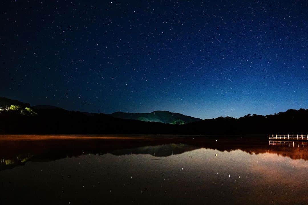 豊大槻のインスタグラム：「撮影: FUJIFILM X-H2 24mm f1.4 SS 2” ISO2500 ・ ・ せっかくの新月が湖を照らすライトで台無し ・ ・ ライトが無ければ〜 と思うもの これはこれでokかな？と... ・ ・ 星空を見に行こう！ __________  #星空  #自然  #風景  #海  #癒し  #一碧湖  #映像クリエーター  #映像制作  #カメラマン  #starrysky  #photographer  #healing  #nature  #view  #landscape  #moviecreator  #nightview  #cameraman  #beach  #photo  #photography」