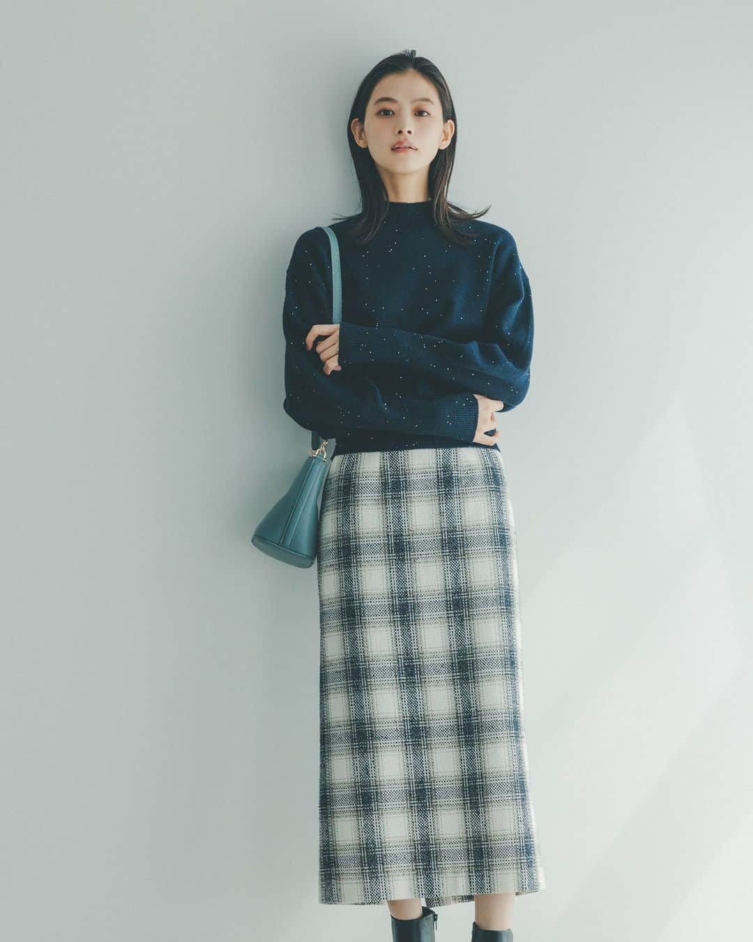 NATURAL BEAUTY BASICのインスタグラム：「Knit Addiction♡ Feat.Ikumi Matsuki  これからの季節に欠かせない ニットの新作コレクションをお届け。  ■スパンコールクロップドニット ¥7,480 tax in size:FR color:ネイビー/グレー/オフ/ベージュ(bdONLINE限定色) #0173270144  ■オンブレチェックナロースカート ¥10,450 tax in size:S/M/PS color:クロチェック/グリーンチェック  #0173220005  ------------  フレッシュなキャミ＆カーデのアンサンブルに、 スパンコール、スタイリッシュなベストレイヤードタイプ… デイリースタイルを可愛くおしゃれに アップデートしてくれる旬ニットをずらりラインナップ！  #松木育未 さん #新作アイテム #キラキラニット #スパンコールニット #チェックスカート #タイトスカート #冬コーデ #お出かけコーデ #オフィスコーデ #オフィスカジュアル #通勤コーデ #大人可愛い #カラーコーデ  #着回しコーデ #きれいめカジュアル  #ベーシックコーデ #ベーシック #ナチュラルコーデ #トレンドスタイル #シンプルコーデ #ナチュラルビューティーベーシック #naturalbeautybasic」