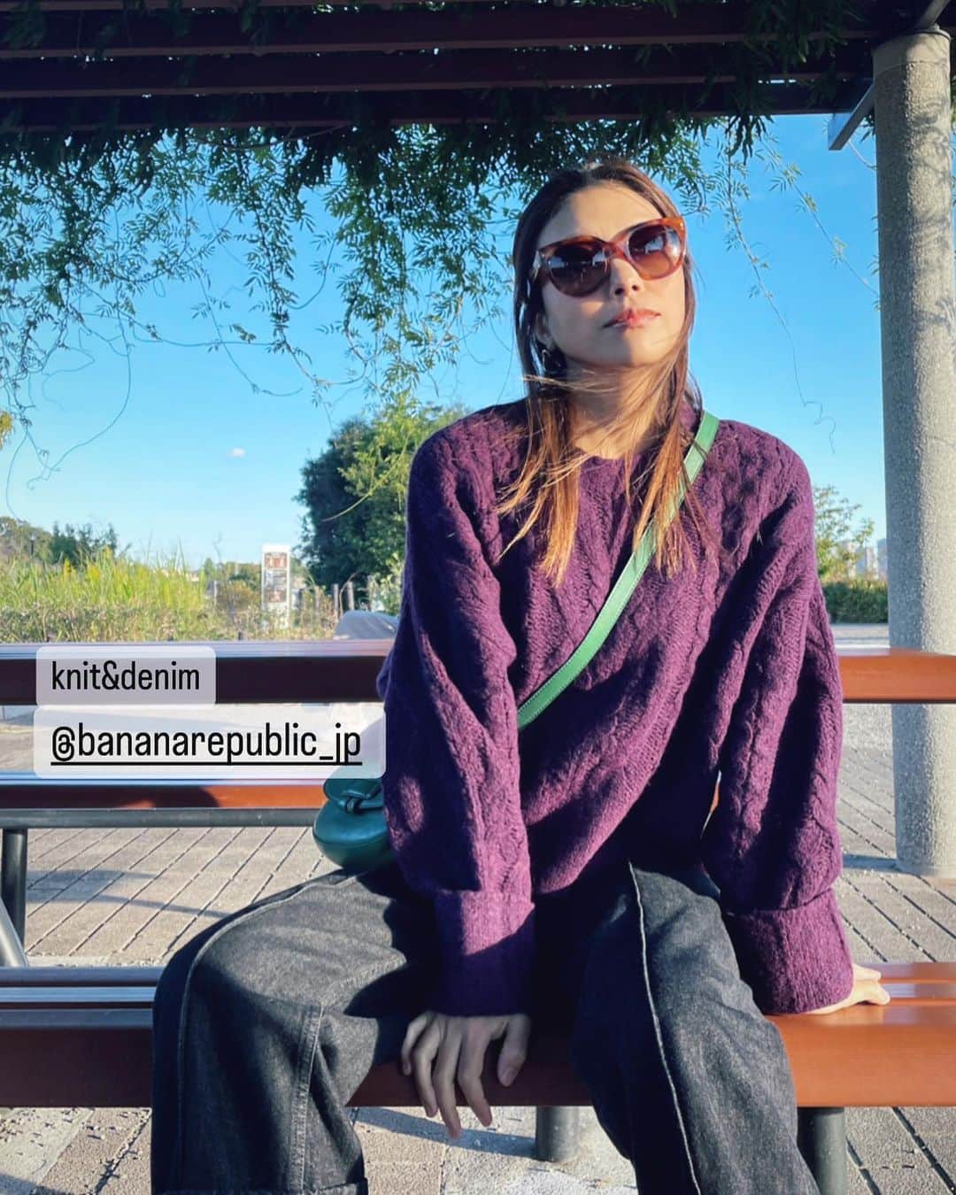 のインスタグラム：「バナリパのケーブルニット💜　@bananarepublic_jp  ドロップショルダーでゆったりとした着心地ですが、丈が短いので小柄でもバランスよく着られます。 ふんわりと軽く暖かい。下もバナリパのデニムを合わせました☺️  #SAYUKIfashion #knit #ニット　#pr」
