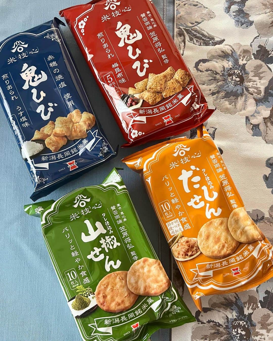森雅子さんのインスタグラム写真 - (森雅子Instagram)「✨✨  日本のお米100パーセントの 岩塚製菓から  8月28日に新発売✨✨  人気日本料理店『賛否両論」の 笠原将弘氏監修  『山椒せん』『だしせん』 『鬼ひび梅昆布味』の３品を  今回試食させていただきました😊  @iwatsukaseika  @sanpiryoron_official   結論から言うと、どれも本当に美味しい❤️  ピリッとした山椒の刺激がほどよくて 止まらない美味しさの『山椒せん』  鰹節、昆布、椎茸の旨味が感じられる 笠原さんの「だし」が効いた 上品な甘さの『だしせん』  ちょっと硬めのコロコロせんべいに お醤油と梅昆布の酸味がマッチした 『鬼ひび梅昆布味』も美味しかった〜  もちろん、岩塚製菓オリジナルの 『鬼せん』もgood 😊  どれが1番好きか聞かれたら 『山椒せん』かな。  食レポ動画も撮ったので よかったら見て下さいね。  全国のスーパー、コンビニで 発売中です。  ぜひお試し下さい♪  ・ ・  #PR #岩塚製菓 #賛否両論  #笠原将弘 #笠原将弘レシピ  #おせんべい #せんべい #煎餅  #煎餅果子 #お煎餅  #おかき #あられ #おうちおやつ  #ricecrackers」10月23日 12時01分 - mako_marie_an
