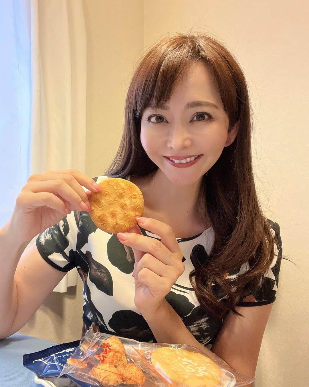 森雅子さんのインスタグラム写真 - (森雅子Instagram)「✨✨  日本のお米100パーセントの 岩塚製菓から  8月28日に新発売✨✨  人気日本料理店『賛否両論」の 笠原将弘氏監修  『山椒せん』『だしせん』 『鬼ひび梅昆布味』の３品を  今回試食させていただきました😊  @iwatsukaseika  @sanpiryoron_official   結論から言うと、どれも本当に美味しい❤️  ピリッとした山椒の刺激がほどよくて 止まらない美味しさの『山椒せん』  鰹節、昆布、椎茸の旨味が感じられる 笠原さんの「だし」が効いた 上品な甘さの『だしせん』  ちょっと硬めのコロコロせんべいに お醤油と梅昆布の酸味がマッチした 『鬼ひび梅昆布味』も美味しかった〜  もちろん、岩塚製菓オリジナルの 『鬼せん』もgood 😊  どれが1番好きか聞かれたら 『山椒せん』かな。  食レポ動画も撮ったので よかったら見て下さいね。  全国のスーパー、コンビニで 発売中です。  ぜひお試し下さい♪  ・ ・  #PR #岩塚製菓 #賛否両論  #笠原将弘 #笠原将弘レシピ  #おせんべい #せんべい #煎餅  #煎餅果子 #お煎餅  #おかき #あられ #おうちおやつ  #ricecrackers」10月23日 12時01分 - mako_marie_an