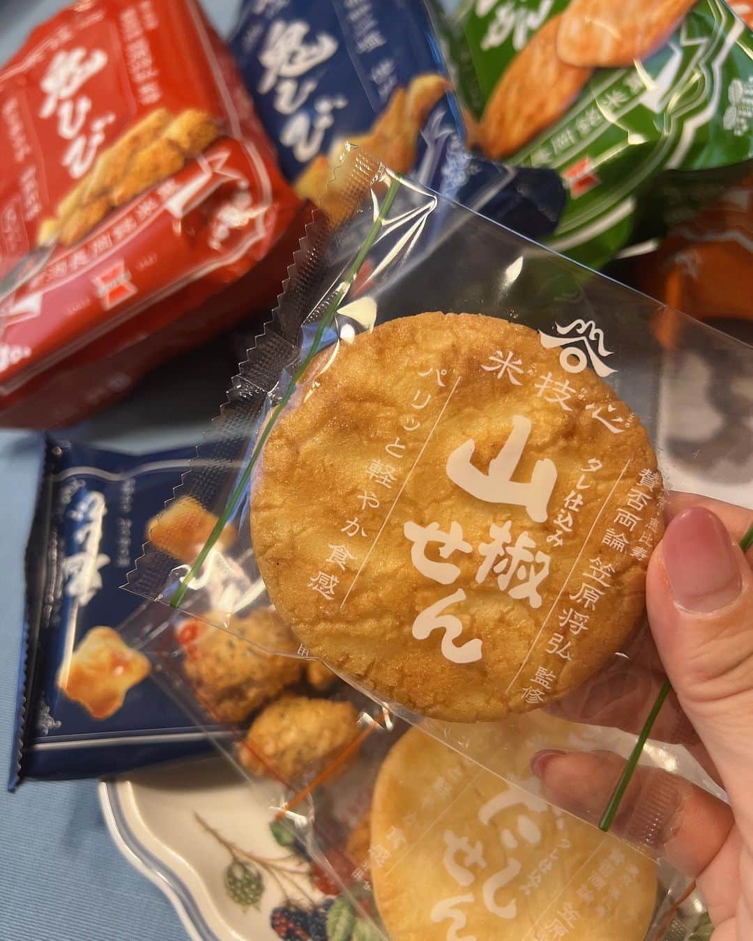 森雅子さんのインスタグラム写真 - (森雅子Instagram)「✨✨  日本のお米100パーセントの 岩塚製菓から  8月28日に新発売✨✨  人気日本料理店『賛否両論」の 笠原将弘氏監修  『山椒せん』『だしせん』 『鬼ひび梅昆布味』の３品を  今回試食させていただきました😊  @iwatsukaseika  @sanpiryoron_official   結論から言うと、どれも本当に美味しい❤️  ピリッとした山椒の刺激がほどよくて 止まらない美味しさの『山椒せん』  鰹節、昆布、椎茸の旨味が感じられる 笠原さんの「だし」が効いた 上品な甘さの『だしせん』  ちょっと硬めのコロコロせんべいに お醤油と梅昆布の酸味がマッチした 『鬼ひび梅昆布味』も美味しかった〜  もちろん、岩塚製菓オリジナルの 『鬼せん』もgood 😊  どれが1番好きか聞かれたら 『山椒せん』かな。  食レポ動画も撮ったので よかったら見て下さいね。  全国のスーパー、コンビニで 発売中です。  ぜひお試し下さい♪  ・ ・  #PR #岩塚製菓 #賛否両論  #笠原将弘 #笠原将弘レシピ  #おせんべい #せんべい #煎餅  #煎餅果子 #お煎餅  #おかき #あられ #おうちおやつ  #ricecrackers」10月23日 12時01分 - mako_marie_an