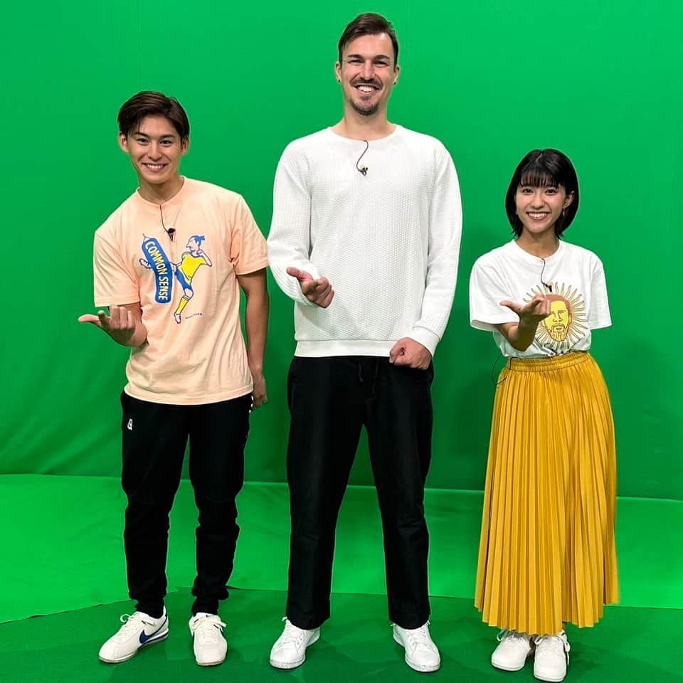 齋藤慎太郎のインスタグラム：「. 第2回放送、ありがとうございました⚽️ ハーフナー・マイクさんと  #キックオフ  #kickoff  #kickoffj  #Tシャツはズラタン」