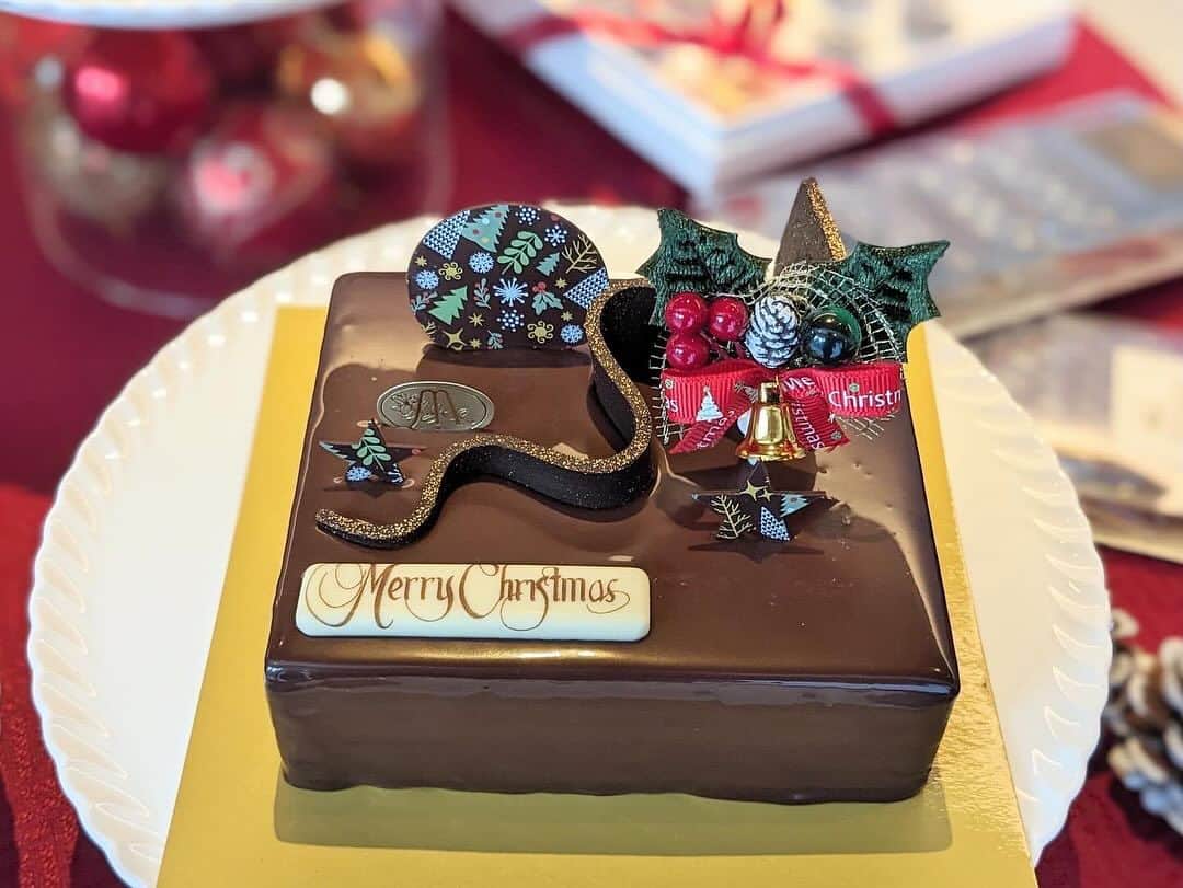 poroco（ポロコ）さんのインスタグラム写真 - (poroco（ポロコ）Instagram)「【人気ショコラティエのクリスマスケーキ2023】🎅🌲✨  ショコラティエマサールのクリスマスケーキ試食会に参加してきました！😊 毎年人気のクリスマスケーキですが、今年は新作も登場！✨ チョコレートの世界大会にベルギー代表として出場し、世界８位に輝いた経歴をもつ松田シェフが加わり、より進化を遂げている注目の2023年のケーキです🌟  「キャラポワ」4,968円 キャラメルムースに、バニラのババロワ、洋梨のコンポートを合わせた今年の新作。口どけ軽やかなケーキなので、食事の後にもさらっと食べれちゃいます。ワインと合わせるのも良さそうです。ソリに乗ったサンタクロースの飾りも可愛い！🎅✨  「デリス」4,536円 マサールのオリジナルチョコレートを使用した、やさしい味わいのケーキ。子供から大人まで皆が好きな美味しさ。キャラメルの香りも楽しめる、7層の奥深い余韻に浸れます☺️✨  「マリアテレサ」4,536円 香り豊かなムースショコラとショコラ生地を10層に積み重ねた、チョコレートを堪能できるマサールのスペシャリテ✨ 例年人気のケーキです。3号サイズは3,240円。  クリスマスケーキの予約は10/16からスタートしていて、人気商品は完売してしまうそうなので、早めの予約がオススメです☝️  うれしいWEB早期予約特典も🉐 10月中の予約で5%オフ！ 11月中の予約で3%オフ！  予約締切は12/10（日）、引取期間12/20（水）～25日（月） ショコラティエマサール本店、札幌三越店、大丸札幌店、オンラインショップにて さらに、全国発送もしているそうなので、贈り物にもいいですね😊  #poroco #poroco_sweet #porocoスイーツ部 #札幌スイーツ #クリスマス #クリスマスケーキ #札幌クリスマス #ショコラティエマサール #chocolatiermasale #christmas #チョコレート #ショコラティエ #札幌チョコレート #北海道スイーツ」10月23日 12時05分 - poroco_magazine