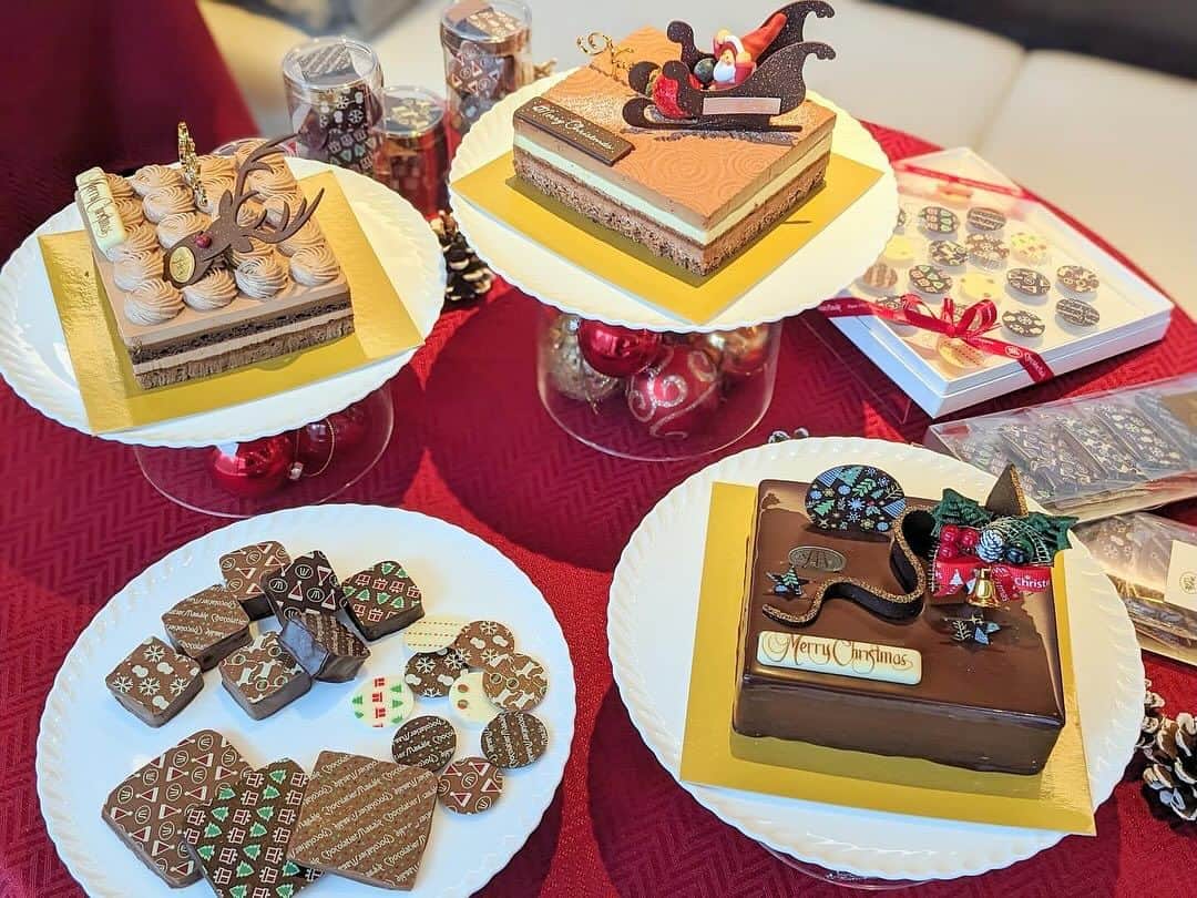 poroco（ポロコ）のインスタグラム：「【人気ショコラティエのクリスマスケーキ2023】🎅🌲✨  ショコラティエマサールのクリスマスケーキ試食会に参加してきました！😊 毎年人気のクリスマスケーキですが、今年は新作も登場！✨ チョコレートの世界大会にベルギー代表として出場し、世界８位に輝いた経歴をもつ松田シェフが加わり、より進化を遂げている注目の2023年のケーキです🌟  「キャラポワ」4,968円 キャラメルムースに、バニラのババロワ、洋梨のコンポートを合わせた今年の新作。口どけ軽やかなケーキなので、食事の後にもさらっと食べれちゃいます。ワインと合わせるのも良さそうです。ソリに乗ったサンタクロースの飾りも可愛い！🎅✨  「デリス」4,536円 マサールのオリジナルチョコレートを使用した、やさしい味わいのケーキ。子供から大人まで皆が好きな美味しさ。キャラメルの香りも楽しめる、7層の奥深い余韻に浸れます☺️✨  「マリアテレサ」4,536円 香り豊かなムースショコラとショコラ生地を10層に積み重ねた、チョコレートを堪能できるマサールのスペシャリテ✨ 例年人気のケーキです。3号サイズは3,240円。  クリスマスケーキの予約は10/16からスタートしていて、人気商品は完売してしまうそうなので、早めの予約がオススメです☝️  うれしいWEB早期予約特典も🉐 10月中の予約で5%オフ！ 11月中の予約で3%オフ！  予約締切は12/10（日）、引取期間12/20（水）～25日（月） ショコラティエマサール本店、札幌三越店、大丸札幌店、オンラインショップにて さらに、全国発送もしているそうなので、贈り物にもいいですね😊  #poroco #poroco_sweet #porocoスイーツ部 #札幌スイーツ #クリスマス #クリスマスケーキ #札幌クリスマス #ショコラティエマサール #chocolatiermasale #christmas #チョコレート #ショコラティエ #札幌チョコレート #北海道スイーツ」