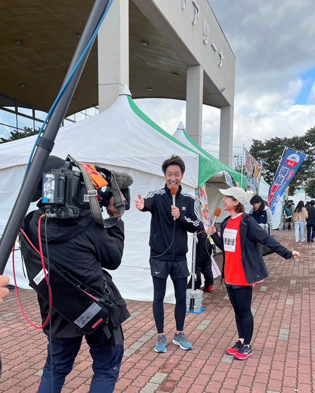 山川恵里佳さんのインスタグラム写真 - (山川恵里佳Instagram)「いわて盛岡シティマラソン2023  ランナーさんとお話したり 沿道の皆さんに応援していただいたり パワーたくさんいただきながらファンラン11.5キロ完走♡  ゲストランナー谷川さんと アンバサダー俐和くんと一緒に走らせていただいたので スタートからゴールまでずっと楽しかったです！  出身地盛岡とマラソンがもっと好きになりました☺︎  ご一緒させていただいた皆さんありがとうございました！  また来年も参加したい♡  #いわて盛岡シティマラソン  My boss @kazuhito_takahashi」10月23日 12時06分 - erika_3_official