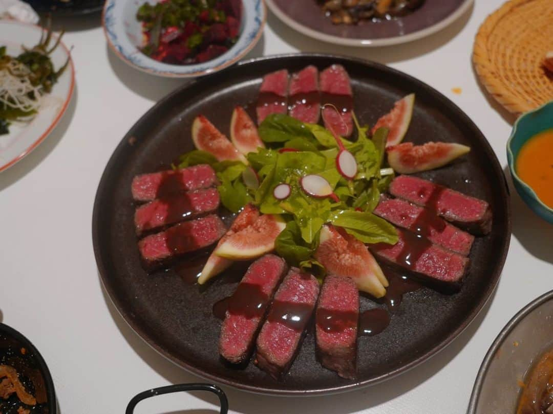 菅原沙樹さんのインスタグラム写真 - (菅原沙樹Instagram)「最近の旦那ご飯👨🏻‍🍳 昨日サブスクライブ後に作ってくれた赤身ステーキガーリックバターとか、サブスクライブで作ったコンビーフ焼きそばとか、キングオブコントのお供に美味しい諸々とか、休日カレーとか、大好きな納豆麻婆とかとかとか。 まだまだお魚熱は高めですが、プラスして最近はソース作りにハマっている模様👀 どのソースも「もう店やん」ってくらいに美味しい。 #トーキョー旦那ご飯#トーキョー家族ご飯」10月23日 12時08分 - saki313apo