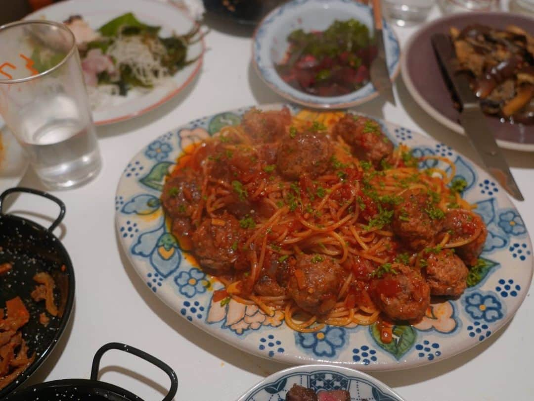 菅原沙樹さんのインスタグラム写真 - (菅原沙樹Instagram)「最近の旦那ご飯👨🏻‍🍳 昨日サブスクライブ後に作ってくれた赤身ステーキガーリックバターとか、サブスクライブで作ったコンビーフ焼きそばとか、キングオブコントのお供に美味しい諸々とか、休日カレーとか、大好きな納豆麻婆とかとかとか。 まだまだお魚熱は高めですが、プラスして最近はソース作りにハマっている模様👀 どのソースも「もう店やん」ってくらいに美味しい。 #トーキョー旦那ご飯#トーキョー家族ご飯」10月23日 12時08分 - saki313apo