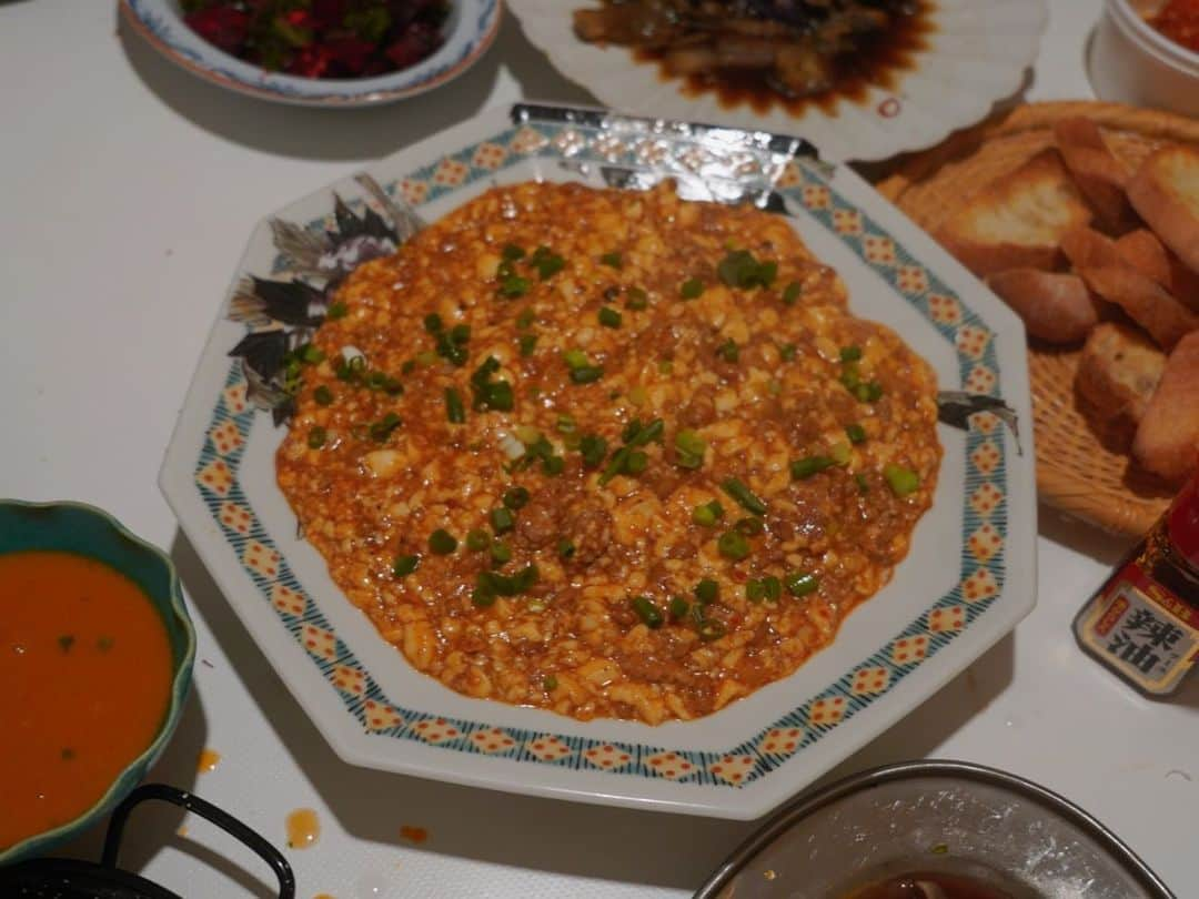 菅原沙樹さんのインスタグラム写真 - (菅原沙樹Instagram)「最近の旦那ご飯👨🏻‍🍳 昨日サブスクライブ後に作ってくれた赤身ステーキガーリックバターとか、サブスクライブで作ったコンビーフ焼きそばとか、キングオブコントのお供に美味しい諸々とか、休日カレーとか、大好きな納豆麻婆とかとかとか。 まだまだお魚熱は高めですが、プラスして最近はソース作りにハマっている模様👀 どのソースも「もう店やん」ってくらいに美味しい。 #トーキョー旦那ご飯#トーキョー家族ご飯」10月23日 12時08分 - saki313apo