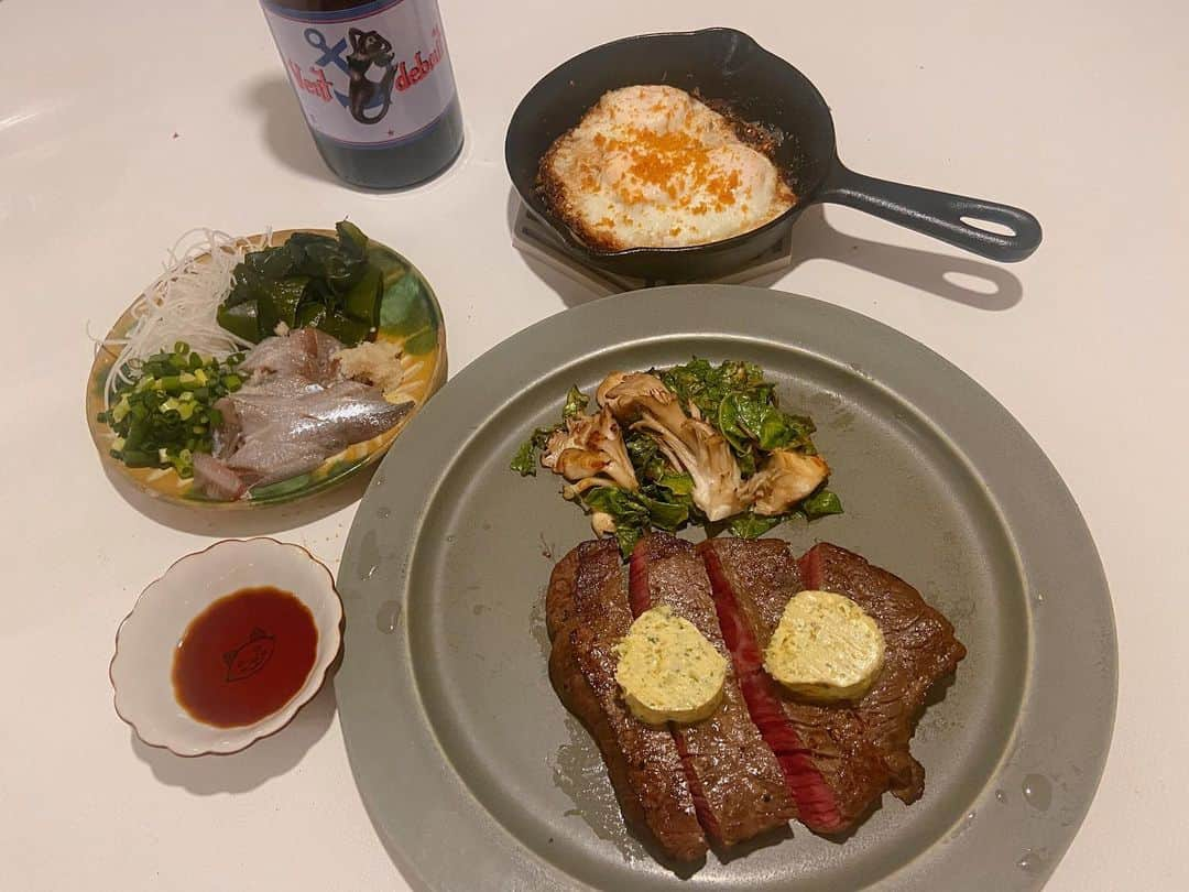 菅原沙樹のインスタグラム：「最近の旦那ご飯👨🏻‍🍳 昨日サブスクライブ後に作ってくれた赤身ステーキガーリックバターとか、サブスクライブで作ったコンビーフ焼きそばとか、キングオブコントのお供に美味しい諸々とか、休日カレーとか、大好きな納豆麻婆とかとかとか。 まだまだお魚熱は高めですが、プラスして最近はソース作りにハマっている模様👀 どのソースも「もう店やん」ってくらいに美味しい。 #トーキョー旦那ご飯#トーキョー家族ご飯」