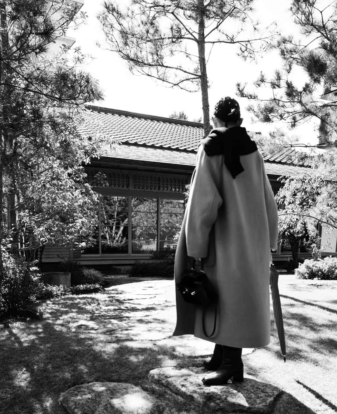 JUNNAのインスタグラム：「京都散歩  夜は少し冷えたので、母の大好きな祇園の権兵衛さんで温かいおうどんを  雨の降った初日は名古屋POPUPノベルティーの赤い傘と一緒にお散歩。翌日は思いっきり秋晴れ  📍祇園権兵衛 京都府京都市東山区祇園町北側254  コート/#ETREリバーストールロングコート ブーツ/ @etretokyo / coming soon #京都」