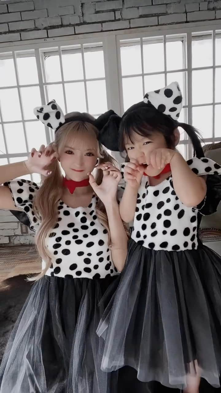 ドレスショップTIKA公式のインスタグラム：「親子でペアコスプレ🐶🐶抱きしめたくなるようなモフモフ感💗 #コスプレはtika #コスプレ #親子 #親子コーデ #お揃いコーデ #子供コスプレ #ダルメシアン #ダルメシアンコスプレ #聖菜」