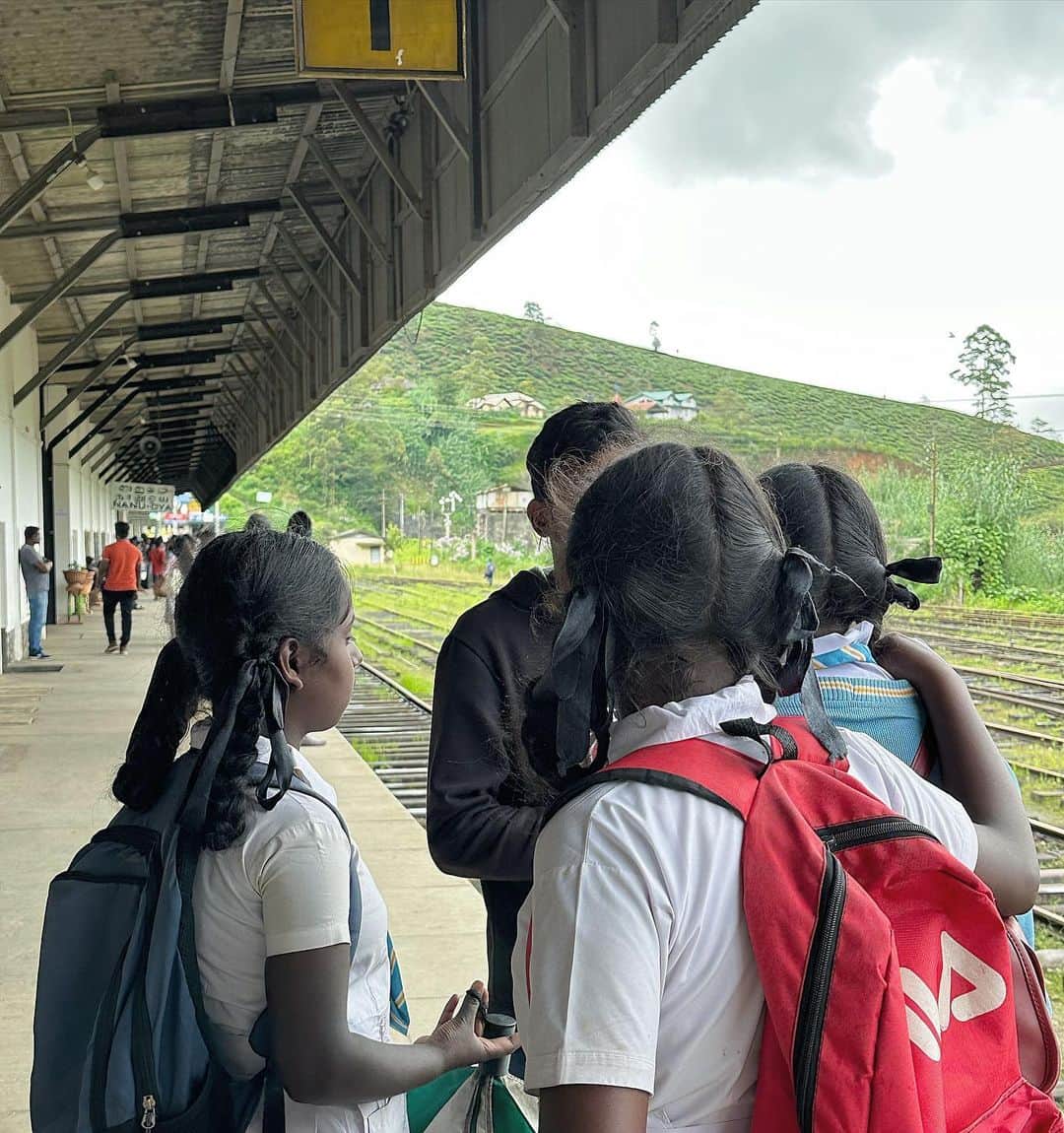 齋藤愛のインスタグラム：「スリランカ🇱🇰の女学生の髪型が とっても可愛いくって撮らせてもらいました。 みんな白い制服に黒いリボンつけてる❤︎  #スリランカ旅行記 #スリランカ旅行」