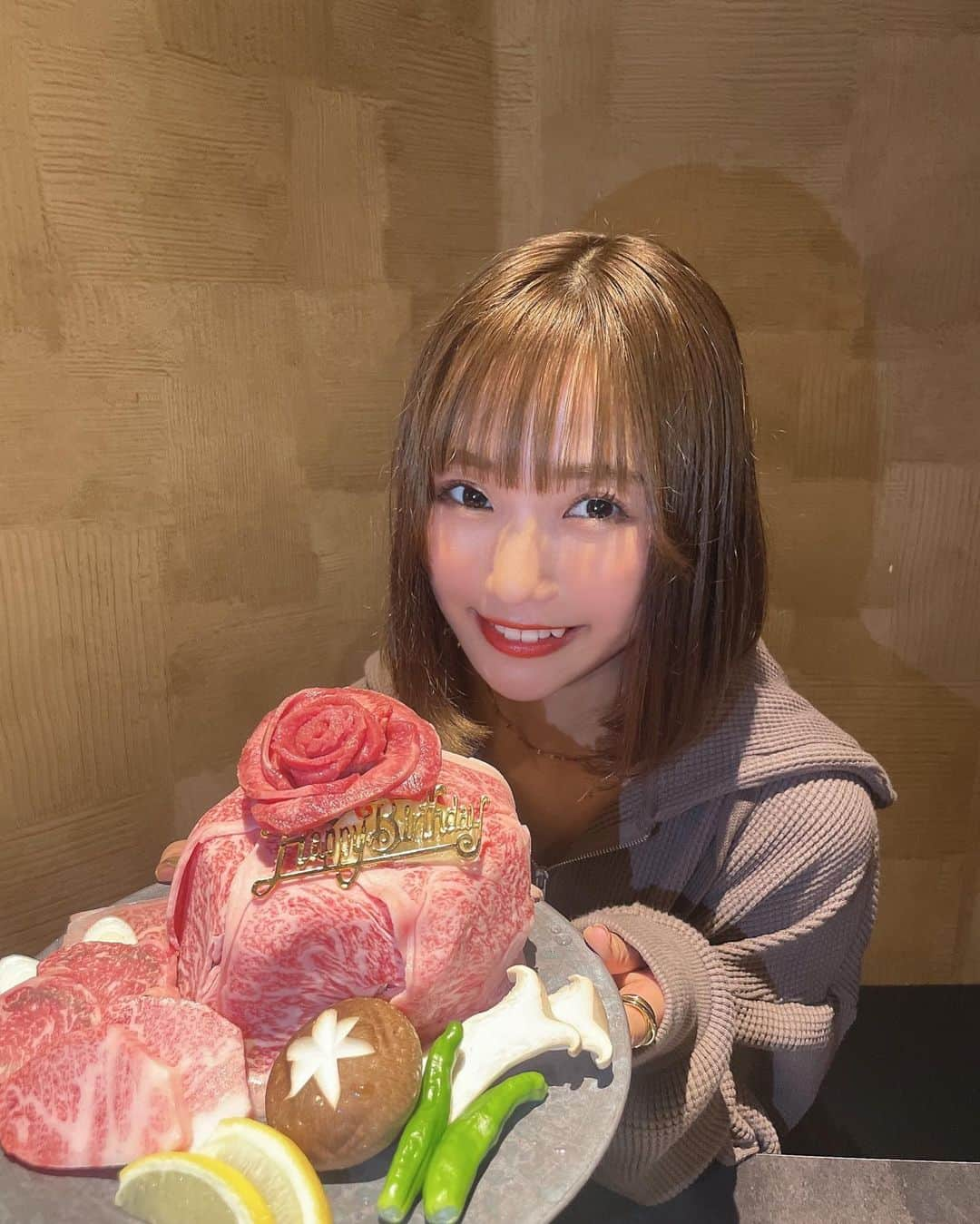 小林智絵のインスタグラム：「. . . . . . 先日またまた「焼肉一都」さんに 行ってきました〜っ🍖✨ . . @yakiniku_itto  . . . お祝いしてもらったのですが この…肉ケーキ🥹🍖✨✨ . 凄すぎる、嬉しすぎるぅ〜😭♡ . . . ネット予約限定で単品で注文できちゃうみたいなのです✏️!! . . 豪華なだけじゃなくものすごく美味しかった😭🙏✨ . . . お肉もお野菜も冷麺もぜーんぶ美味しすぎたよ^ ^ . . お祝いしてもらうのって くすぐったい気持ちになるけど やっぱり凄く凄く幸せだよね😊 . . . 焼肉一都さんの店員の皆さん 本当に優しくて🥲、、 以前まゆてぃんとお邪魔した時も とても親切にしてくださって😭、 . . 大好きなお店です🏅✨ . . . . . #練馬グルメ #練馬ランチ #練馬ディナー #練馬飲み #焼肉一都 #練馬焼肉 #トリドリベース #東京グルメ #東京ランチ #東京ディナー #東京焼肉 #ボブ #ボブアレンジ #ボブヘアアレンジ #ブラウンコーデ #茶色コーデ #イエベ秋 #イエベメイク #年齢逆行アイドル」