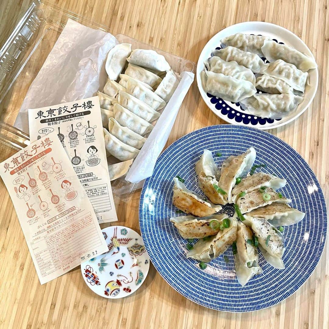 長谷川真美さんのインスタグラム写真 - (長谷川真美Instagram)「お取り寄せ🥟✨  東京世田谷三軒茶屋で連日行列のできる 餃子専門店「東京餃子楼」の 美味しい餃子をお家で堪能〜😋💕 @tokyogyouzarou_s  ニンニクあり、ニンニクなしの２種類で 子どもたちも食べやすく嬉しい💡 焼いたタイプと水餃子とどちらも美味しくて 子どもたちも喜んで食べていたよ🙌  お家で絶品餃子味わえるの嬉しい〜💕  PR @tokyogyouzarou_s  #東京餃子楼 #餃子通販 #冷凍餃子 #餃子グルメ #餃子好き #通販グルメ #焼き餃子 #餃子部」10月23日 12時16分 - maami.hase