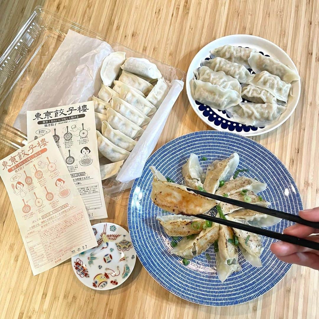 長谷川真美のインスタグラム：「お取り寄せ🥟✨  東京世田谷三軒茶屋で連日行列のできる 餃子専門店「東京餃子楼」の 美味しい餃子をお家で堪能〜😋💕 @tokyogyouzarou_s  ニンニクあり、ニンニクなしの２種類で 子どもたちも食べやすく嬉しい💡 焼いたタイプと水餃子とどちらも美味しくて 子どもたちも喜んで食べていたよ🙌  お家で絶品餃子味わえるの嬉しい〜💕  PR @tokyogyouzarou_s  #東京餃子楼 #餃子通販 #冷凍餃子 #餃子グルメ #餃子好き #通販グルメ #焼き餃子 #餃子部」