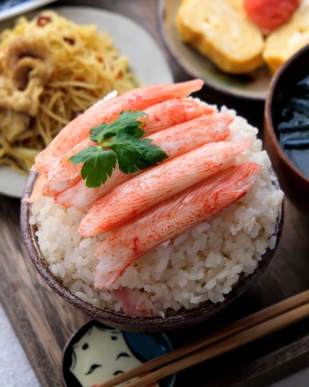わたをさんのインスタグラム写真 - (わたをInstagram)「かにカマめし🦀  三つ葉を買おうとよく行くスーパーに。まだ店頭に並んでいなかったので、お店の人に聞いたら休み明けなのでまだ少しかかるかも？と。そしたらそこで顔さしまして、恐らく廃棄する予定のちょっと傷んだ三つ葉を差し出し良かったら使ってくれと。ほんと少しだけ欲しかったのでめちゃめちゃ嬉しい！やった！ラッキー！ありがとうございます👴🏼🙌  かにカマめしにちょこんと☘️✨  #おうちごはん #昼ごはん #お昼ごはん #昼食 #徳島 #スカイマート #スカイマート八万店 #徳島のすだち #徳島のわかめ #Yummy #Delicious #Japan #japanesefood #Japaneselunch #lunch」10月23日 12時17分 - watao.n