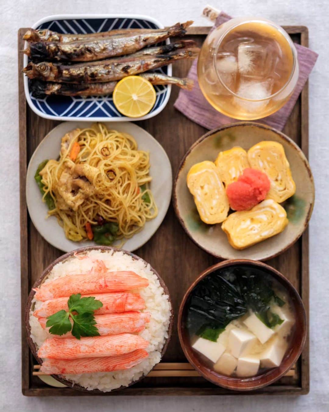 わたをさんのインスタグラム写真 - (わたをInstagram)「かにカマめし🦀  三つ葉を買おうとよく行くスーパーに。まだ店頭に並んでいなかったので、お店の人に聞いたら休み明けなのでまだ少しかかるかも？と。そしたらそこで顔さしまして、恐らく廃棄する予定のちょっと傷んだ三つ葉を差し出し良かったら使ってくれと。ほんと少しだけ欲しかったのでめちゃめちゃ嬉しい！やった！ラッキー！ありがとうございます👴🏼🙌  かにカマめしにちょこんと☘️✨  #おうちごはん #昼ごはん #お昼ごはん #昼食 #徳島 #スカイマート #スカイマート八万店 #徳島のすだち #徳島のわかめ #Yummy #Delicious #Japan #japanesefood #Japaneselunch #lunch」10月23日 12時17分 - watao.n