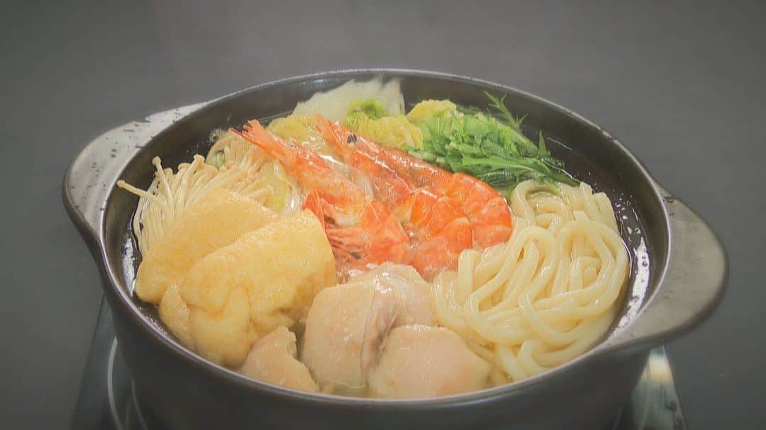 北海道放送「今日ドキッ!」のインスタグラム：「. 今日の#今日ドキッ は…  【今年注目の鍋つゆ🥢】  名誉鍋奉行が推す！ 今年外せない鍋つゆを一挙大公開✨  全国の名店ラーメン屋から、鍋つゆが続々と発売🍜  “最初から”シメる鍋とは一体！？  #hbc #北海道放送 #hbcテレビ #北海道 #札幌 #アナウンサー #堀啓知 #森田絹子」