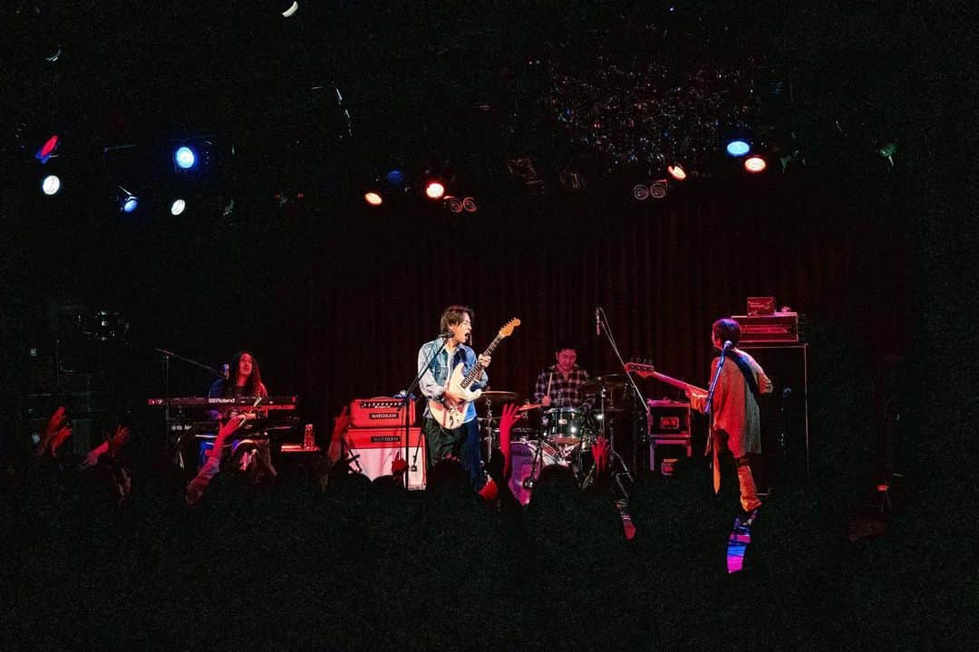 TAIKINGのインスタグラム：「昨日は大阪でHangout tourのファイナルでした。 一緒に盛り上げてくれたCody・Lee (李)ありがとう😊 メンバーの中にタイキングがいたのは初めて知りました笑 またどこかで一緒に何かできたら嬉しいな🕺🏿 本当にありがとう！  このツアーを通してすごく大切な事を学んだ気がしていて、かけがえのない素敵なツアーになったと思います。 昨日ステージで少しだけ発表したけど、来年の3月にまた大阪にきます！ そして今年中に一曲リリースしたいと思ってる。 楽しみにしててね！  来てくれたみんなどうもありがとう！ またね🎸  @monell_0512 @piezo_ya @keinishima @taiki_h__  photo by @yuhashimoto_713」
