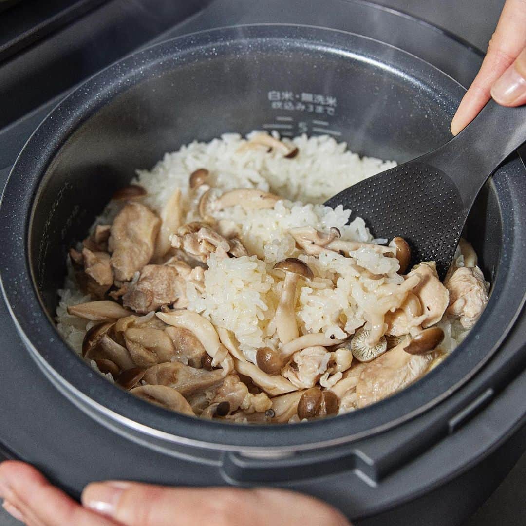 Panasonic Cooking（パナソニッククッキング）さんのインスタグラム写真 - (Panasonic Cooking（パナソニッククッキング）Instagram)「お米と材料を入れたら、ボタン一つで全部おまかせ！ 「炊飯器 ビストロ」でつくる、絶品の中華風混ぜごはん。忙しい日のおうちごはんの強い味方です。 【うま塩ガーリックチキンめし】 ■材料（6人分） 白米 3カップ 鶏もも肉（こま切れ／親子丼用） 160g 塩 小さじ1/4 しめじ 60g バター 10g Aおろしにんにく 小さじ１ A顆粒中華風スープの素 大さじ１ A塩 小さじ1/3 ごま油 大さじ１ 白ごま 適量 万能ねぎ（小口切り） 適量 作り方 ①鶏もも肉に塩小さじ1/4をもみ込む。しめじは石づきを落としてほぐす。 ②白米 を洗い、水を【白米・無洗米水位線：3】まで入れ、Aの調味料を加えてさっとかき混ぜて平らにする。その上に鶏もも肉としめじをのせ、バターをちぎって散らす。 ③【白米】→【炊込み】→【スタート】を選択して炊飯する。 ④ブザーが鳴ったら、ごま油をまわしかけ、ごはんを上下にかえすようにふんわりとほぐす。お好みで塩少々（分量外）を加えて味をととのえる。 ⑤器に盛り、白ごま、万能ねぎを散らす。 —————————————— 【このレシピで使用した商品】可変圧力IHジャー炊飯器 ビストロ Vシリーズ ※商品の取扱い詳細は、付属の説明書をご覧ください。 #ガーリックチキン #混ぜごはん #中華風 #炊飯器 #炊飯器ビストロ #パナソニックビストロ #おうちごはん #ビストロとくらす #レシピ #調理家電 #キッチン家電 #パナソニッククッキング #パナソニックと暮らす #panasoniccooking #パナソニック #panasonic」10月23日 12時38分 - panasonic_cooking