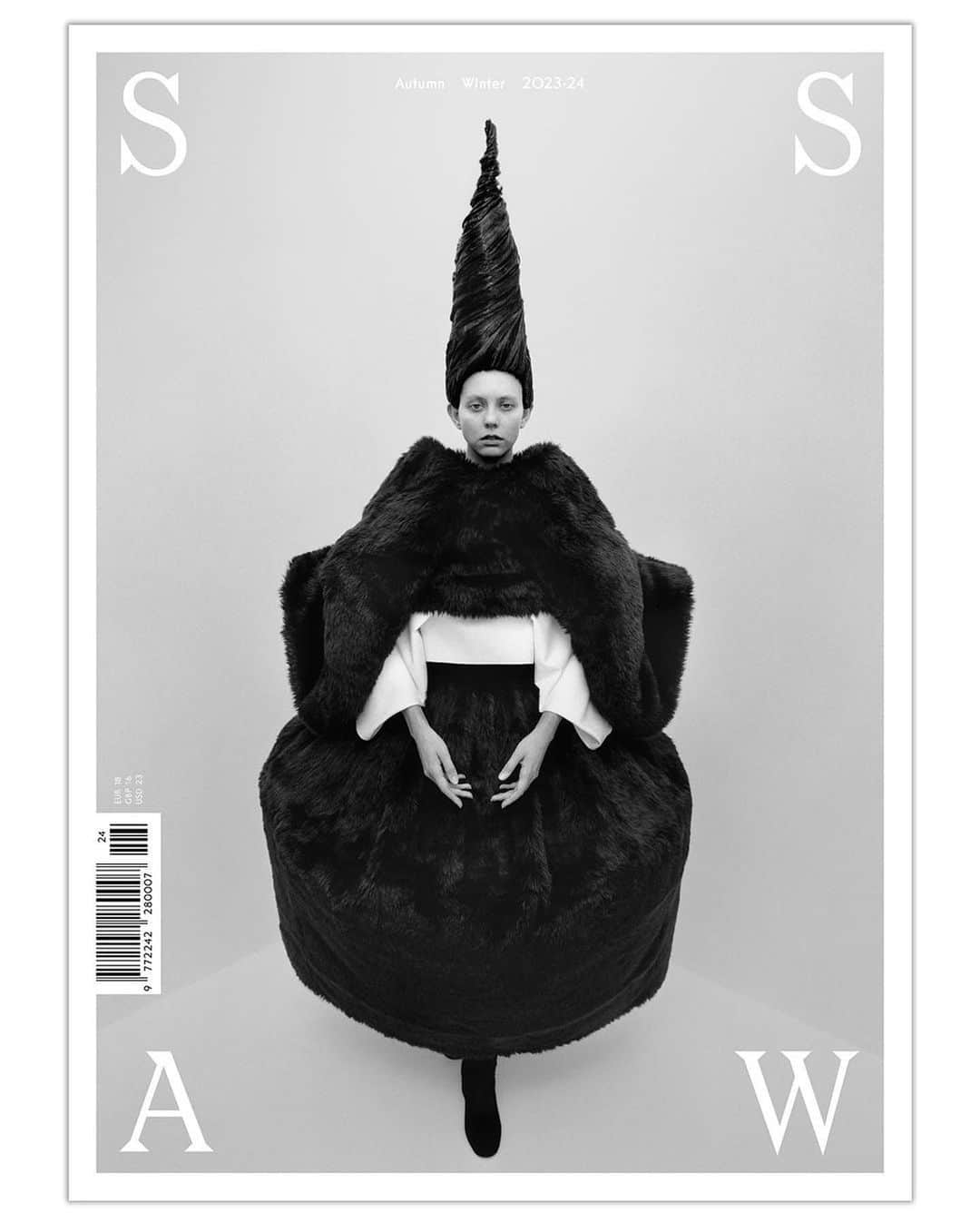 ZUCCA Modelsのインスタグラム：「KOVICH @ssawmag AW23-24 @kovich_jane   Photo: @sergeipavlovcom  Stylist: @sh0tar0y  Makeup: @nobukomakeup  Production: @newromantimes  Photo assistant: @reubenchapman  Stylist assistant: Moka Asada  Hair assistant: Kira Matsunari Wearing @commedesgarcons  Wig created by Takeo Arai」