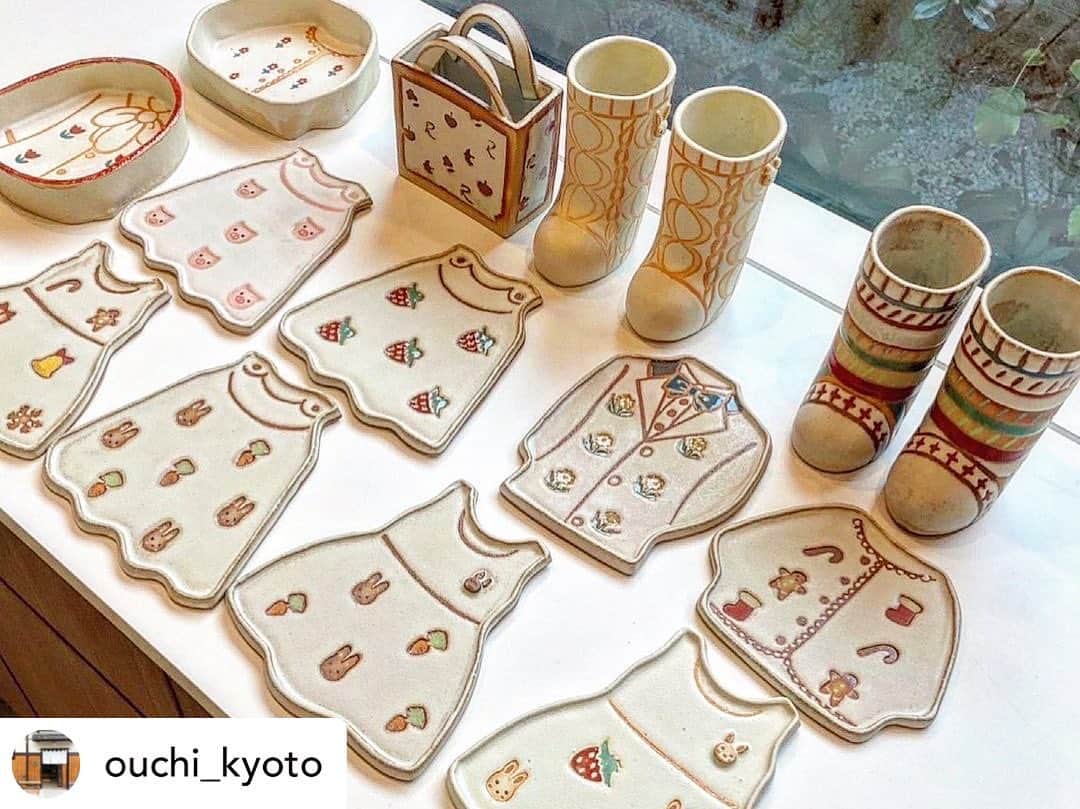 木村涼子さんのインスタグラム写真 - (木村涼子Instagram)「2023.10.23 とてもとても楽しみにしているおうちさんでの個展✧ 抽選予約について告知していただきました☺️ よろしくお願いいたします✨  Posted @withregram • @ouchi_kyoto ㅤ  おはようございます。 今日も木工展とお茶の時間が始まります。 月曜日は、おうちもその周辺も静かです。 ゆっくりご覧いただけますので どうぞいらしてください。 筒井さんの在廊は本日最終日です。  さて、11月の木村涼子個展についてです。 @kimuryou   昨日ストーリーで発信させていただきましたように 木村涼子個展は”初日のみ”抽選予約制になります。  ネットでお買い物をするための 抽選ではございません。 ご来店くださる方のみのお申し込みで お願いいたします。  お申込み期間 10月25日(水)21時スタート〜26日(木) おうちのwebショップより 注意事項を必ずお読みの上お申し込みください。  リンクは、プロフィール欄と ストーリーにも貼って準備いたします。  点数制限につきましては お申し込みの集計が終わり次第の発表となります。  今回2度目になります2年ぶりの涼子さんの個展 とてもとても楽しみで まだかまだかと待っていました。  先日 涼子さんが届けてくださった器たち。 洋服プレートの他に靴下やバッググラタン皿など 届けてくださってます。  洋服の形をモチーフに 涼子さんが生み出すキュートでラブリーな世界は 女性の心を釘付けにする ガーリーでチャーミングな世界。  そして、涼子さんのように 可愛いおやつをのせて 心を癒す時間に憧れておられる方も きっと多いはず。  今回の個展では、どんな柄のお洋服が並ぶのか 私もワクワクしています。  とびっきり可愛いお洋服を見つけに どうぞ楽しみにいらしてください。  お申し込み、ご来店、お待ちしています。  木村涼子 個展 11月18日(土)〜11月23日(水) ※初日は抽選予約 場所 平安神宮店 ＿＿＿＿＿＿＿＿＿＿＿＿＿＿＿＿＿＿＿＿＿＿＿   ◯木工展 10月21日(土)〜11月15日(水) 26.27日休み 10:30-16:00 21.22.23日のみ10:15-16:00 場所  平安神宮店 ワークショップ21.22.23日  icura工房さん 尾池豪さん 加賀雅之さん 工房ぐるりさん  ◯お茶の時間 10月14日(土)〜11月8日(水) 26.27日休み 時間 10:30-16:00 21.22.23日のみ10:15-16:00 場所 平安神宮店  あわびウェアさん イトウサトミさん itomomiさん 大橋睦さん 堅田貴治さん クラフト•ユーさん 小泉すなおさん 小林真弓さん 佐々木翔子さん 杉沼里美さん 住田文生さん 谷井直人さん ちいさな手仕事さん 辻和金網さん てから工房さん 藤内紗恵子さん 山口未来さん 山脇將人さん  シュクレさんのハーブや おうちオリジナル焼印のカステラも並んでます。 ＿＿＿＿＿＿＿＿＿＿＿＿＿＿＿＿＿＿＿＿＿＿＿  ⭕️本年よりクレジットカード決済が 可能になりました。  《今後の予定》  すべての展示会 時間 10:30-16:00 場所 平安神宮店  ◯冬の器展 10月28日(土)〜11月8日(水) 会期中休みなし 10:30-16:00 場所  平安神宮店  伊藤豊さん 粕谷修朗さん 亀井紀子さん 辻口康夫さん 戸津圭一郎さん HARUCCOさん 藤居奈菜江さん 牧野潤さん  #木工展 #ワークショップ   #京都おうち #京都おうち本店 #京都おうち岡崎本店 #京都おうち平安神宮店 #おうち #おうち京都 #京都 #器 #陶器 #器屋 #京都器屋」10月23日 12時39分 - kimuryou