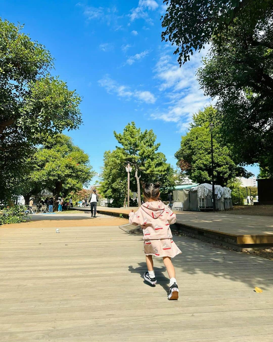 菊井彰子のインスタグラム：「👧が通っていた保育園の元園長先生から"みんなに会いたいよー"と嬉しいお声を頂きましてお台場の潮風公園で手ぶらBBQ🍖  お天気良くて最高に気持ちよかった☀️ 裏起毛トレーナー汗だくに👧笑  まだヨチヨチだった子供達が走り回ったりお喋りを沢山してくれて成長にジーン🥹  園長先生から子供達へそれぞれを思ってセレクトした絵本と、ママ達にまでおすすめの本をプレゼントして頂きました😭 悩んだ時に何度も助けられてきた本だそうで。。。 愛情たっぷり過ぎて密かに泣きそうになった🥹 活字苦手やけどこれは絶対に読みます！笑  娘は本当に素敵なお友達や先生に囲まれて卒園したのだと 幸せを感じる一日でした💖 またみんなで集まりましょう！ありがとうございました♡  #潮風公園  #潮風公園bbq  #子連れBBQ #お台場BBQ」