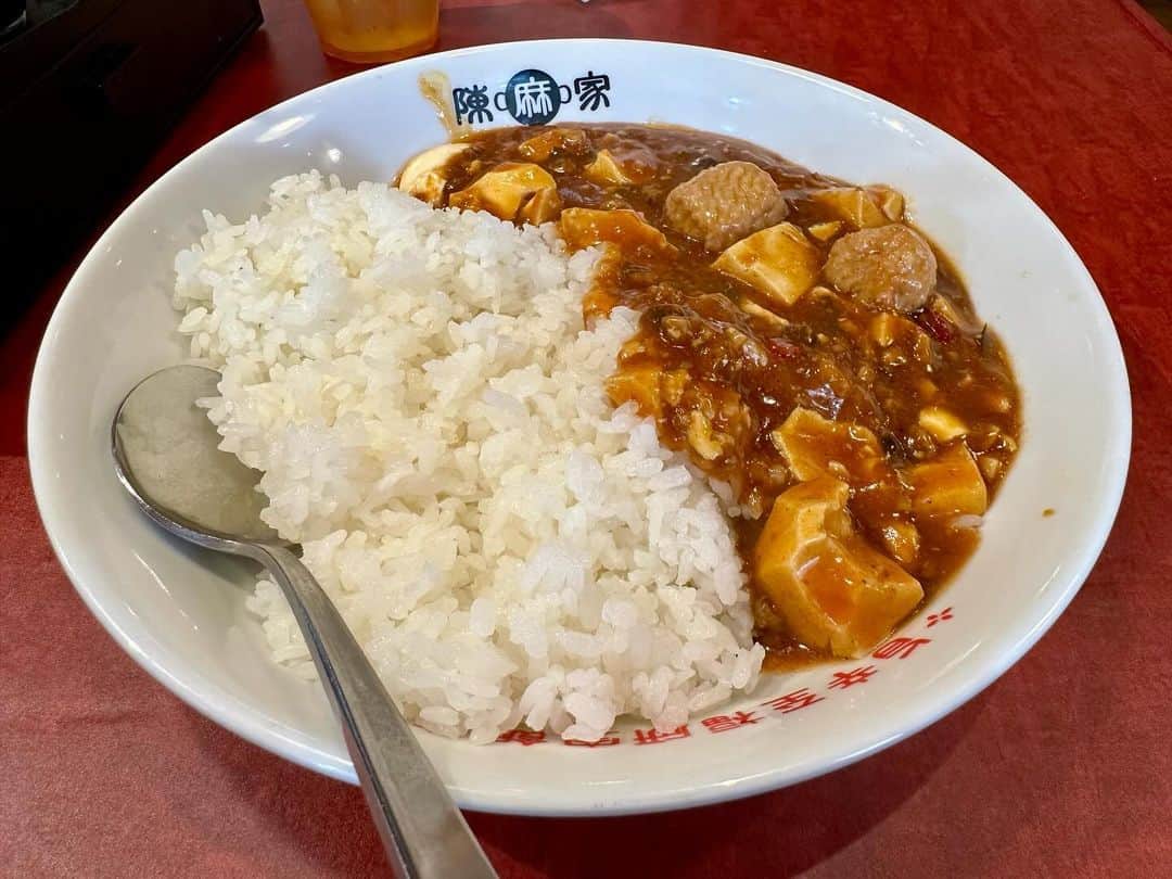 のインスタグラム：「今日のランチは、陳麻飯🍚今朝は4時に起きてF1アメリカGPを視聴。裕毅が10位＋ファステストで活力貰えたのに、繰り上がりで8位😆今までの苦労が報われた✨今週末のメキシコ、来週末のブラジルも早起きするぜ👍頑張れYUKI！  #ランチ #今日のランチ #陳麻飯 #陳麻家 #角田裕毅 #f1」
