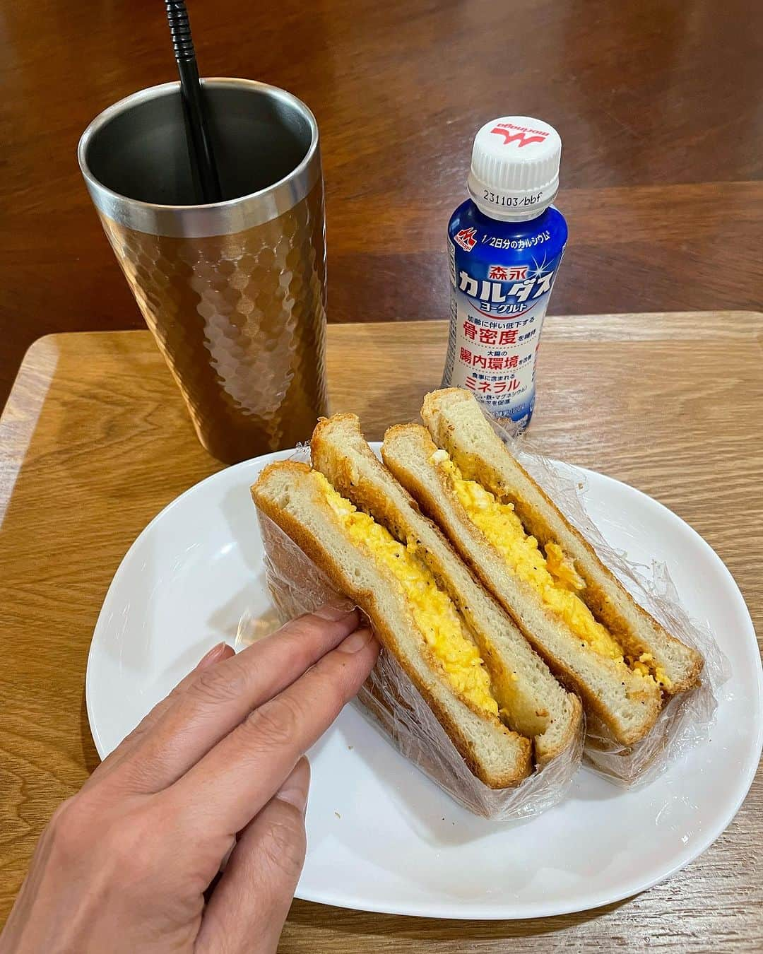 飯島直子さんのインスタグラム写真 - (飯島直子Instagram)「こんにちは^ - ^♪  朝晩とさむくなりました  今朝のテレビで各県で積雪と 二度見してしまいました  冬支度はまだしてません  こりゃ参りました  本気で納戸の片付けをしないといけませんね^ - ^  昨日は三時間も昼寝してしまい 夜は眠れないかとおもいましたが  布団に入って十分で寝てしまいました  昼寝後も脳がずっと寝てたんですね  幽体離脱です  21.22日のへんじすこしです＾＾  かおり５４才誕生日おめでとう♪色々不調が出る年頃だよね、リフレッシュできて良かった^ - ^自分にやさしくね！体調に気をつけてステキな一年になりますように♪  elank7母８６才誕生日おめでとう♪ 大好きなお寿司でお祝い♪元気で長生きしてね♪  ricoricoangel息子結婚おめでとう♪ 末永くお幸せに…♡はやく孫みたいね♡  95.miso.chan誕生日おめでとう♪ 還暦カウントダウン^_^まだまだ若いよ♪ 体調に気をつけステキな一年にしてね♪  tmatmatomato娘誕生日おめでとう♪ 母に感謝を伝える日…良い子に育ちました♡うれしいね^ - ^娘もあなたもステキな一年になりますように♪  ひでやん孫①６才誕生日おめでとう♪ 昔と遊びが変わったよね…ゲームよりすごろくの方が良いよね（ ; ; ）おばあちゃんのしつけは大事^ - ^すごろくの面白さ教えちゃおう♪  hitomin！SLEと…三つの病気にかかり入院中、しんどいね…だるさは大丈夫かな…制限多くて大変だけど、気分転換しながら 退院後の楽しみをイメージしながら頑張って乗り切ってね٩(๑❛ᴗ❛๑)۶応援してる！  河原で白鳥…スマホにトンボ^_^ステキだ  yikazuありがとう！  今日もがんばろう♪ゆうこ！  ぷく！大丈夫か！？休憩しないと！  店の事、母の事、やる事てんこ盛り 大変だな…カラダに十分気をつけてね！ ナンコツ屋okami！！  みーすけオン  納豆パスタ、マヨネーズはほんの少しだよ^ - ^麺つゆ、醤油ちょっと！あや！  マッキー♪  熊！！ゆっちゃん気をつけて！！  娘の給料日に焼肉ご馳走♪うれしいね まさこ！  ハレアカラ♪いつもありがとう♡  奥さんコロナ後遺症、嗅覚味覚？！ はやい人は一週間？わたしは一か月くらいかかったよ、だるさも続くようなら後遺症外来行った方がいい！だんどりくん！  みぃーん！みぃーん！みぃーん！ 三ヶ月分( ´ ▽ ` )ﾉ  今朝は時間なくパン  パン(セブンイレブン、三枚切り)  レンチンたまごサンド(チーズ、マヨネーズ)  なかなか気分の上がらない月曜日  みんな平常心でほどほどにいきましょう( ´ ▽ ` )ﾉ♡ エイエイオー」10月23日 12時35分 - naoko_iijima_705_official