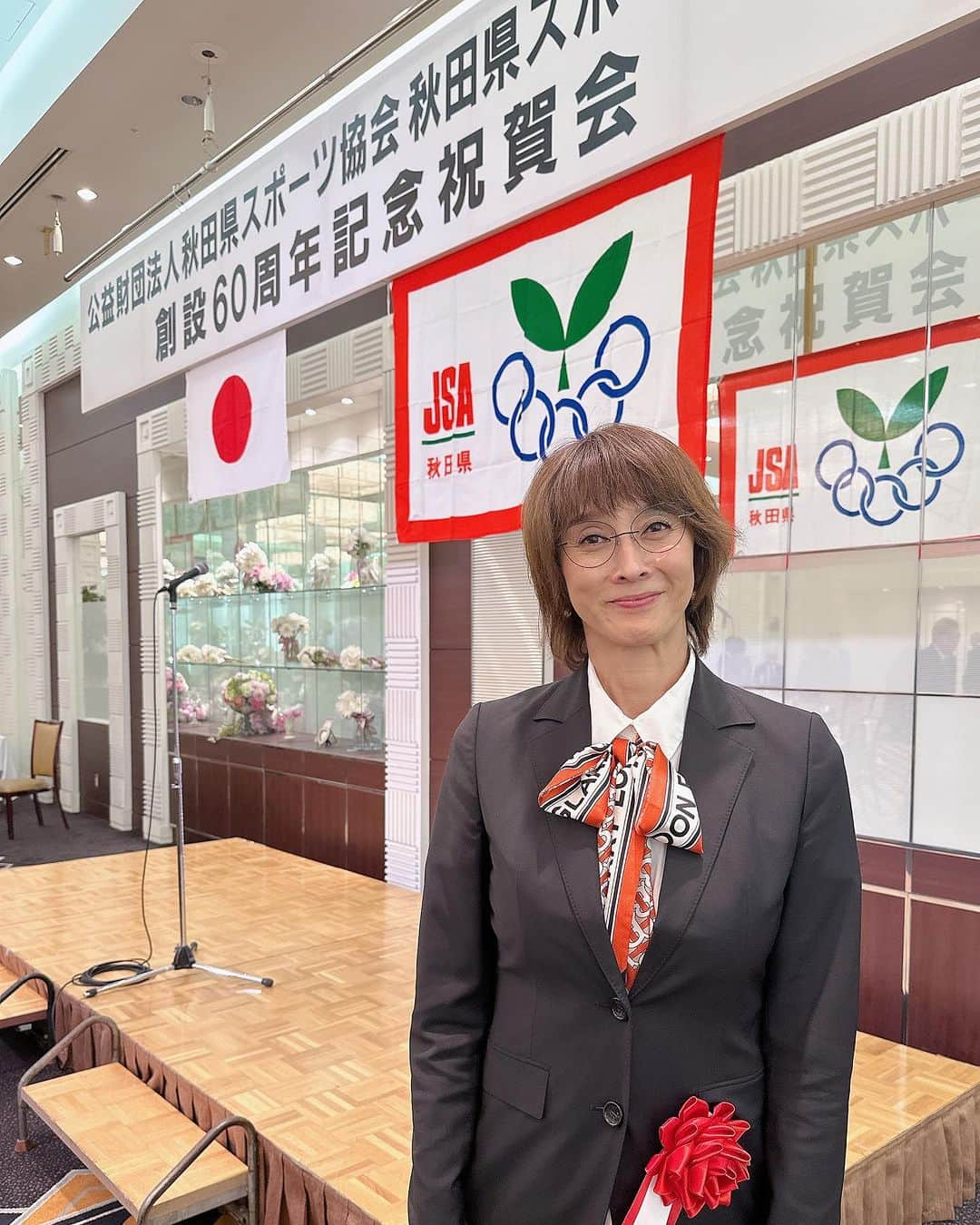 益子直美のインスタグラム：「秋田県スポーツ少年団創設60周年記念の式典にお招き頂きました！  講演もさせて頂き、その後の祝賀会で共感しました、とたくさんメッセージ頂き、とても心強く感謝です！ そして来年開催の全国大会に向けた決起集会にも参加させて頂き、若いリーダーたちともお酒をかわし、とても素晴らしい時間でした！ さらに子どもたちのスポーツの環境を整えていこうと、盛り上がりました！ みなさん、さすがにお酒強い！ 乾杯がワイングラスに入った日本酒！ とても甘くて美味しかった♡ また来年、皆様にお会いできることを楽しみにしております！  創設60周年本当におめでとうございます！ この先もどうぞよろしくお願い致します😊  朝起きて、千秋公園まで散歩すると、紅葉🍁が始まっておりました、 そして、東の雷神、小松さんが秋田を立つ前に会いに来てくれました！ 情報交換して、楽しいひとときでした！  また来年、秋田の皆様にお会いできることを楽しみにしております！  #スポーツ少年団 #日本スポーツ少年団 #本部長 #日本スポーツ協会 #秋田スポーツ少年団」