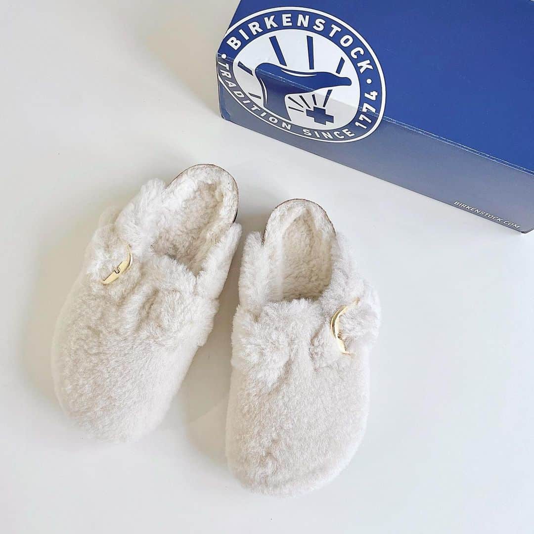 yukiさんのインスタグラム写真 - (yukiInstagram)「* 欲しかった @birkenstock のTEDDY🐻🤍 汚れるの嫌で諦めてたけど 30%offのSALEになってたの見つけた瞬間、即決🤍！  固めのボアだったけどめちゃくちゃ可愛かった😍 夏はラフィア、冬はボアが欲しくなる♥︎ 楽天でも30%off😍‼️ roomにも載せたのでストーリーにリンク貼ってます♡  #birkenstock#bostonbigbuckle #TEDDY」10月23日 12時46分 - y.y.r.10