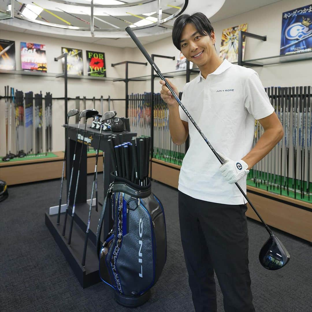 友永真也のインスタグラム：「今日はゴルフのシャフト交換に行ってきました🏌️‍♂️⛳️  最近はベストスコアも更新して調子が良いのですが、ドライバーの高さを低くしてランを出せるように調整します✨  ドライバー、3w、5wを10月に新発売したLIN-Q(リンク)というシャフトに変更🤗 中元調子で、先端が固く振っていけるシャフトです！！ ワンポイントでブルーも入ってるのでカッコ良いですね🙆 @ustmamiyajapan   フィッティングはもちろんUSTマミヤのおめぐさんに見てもらいました✌️ @meg.megolf   握力計で測定してから、シャフトの硬さ、重さも決めるのでバッチリ仕上がります👌  握力は目指せ60kg!! 距離は目指せキャリー300y!! スコアは目指せ1アンダー！  自分に合うシャフトが見つかるとゴルフの楽しさが倍増するのは間違いなく、そこに嘘はないです！！！！  #300ヤード  #シャフトフィッティング  #ゴルフ #シャフト交換  #ustマミヤ」