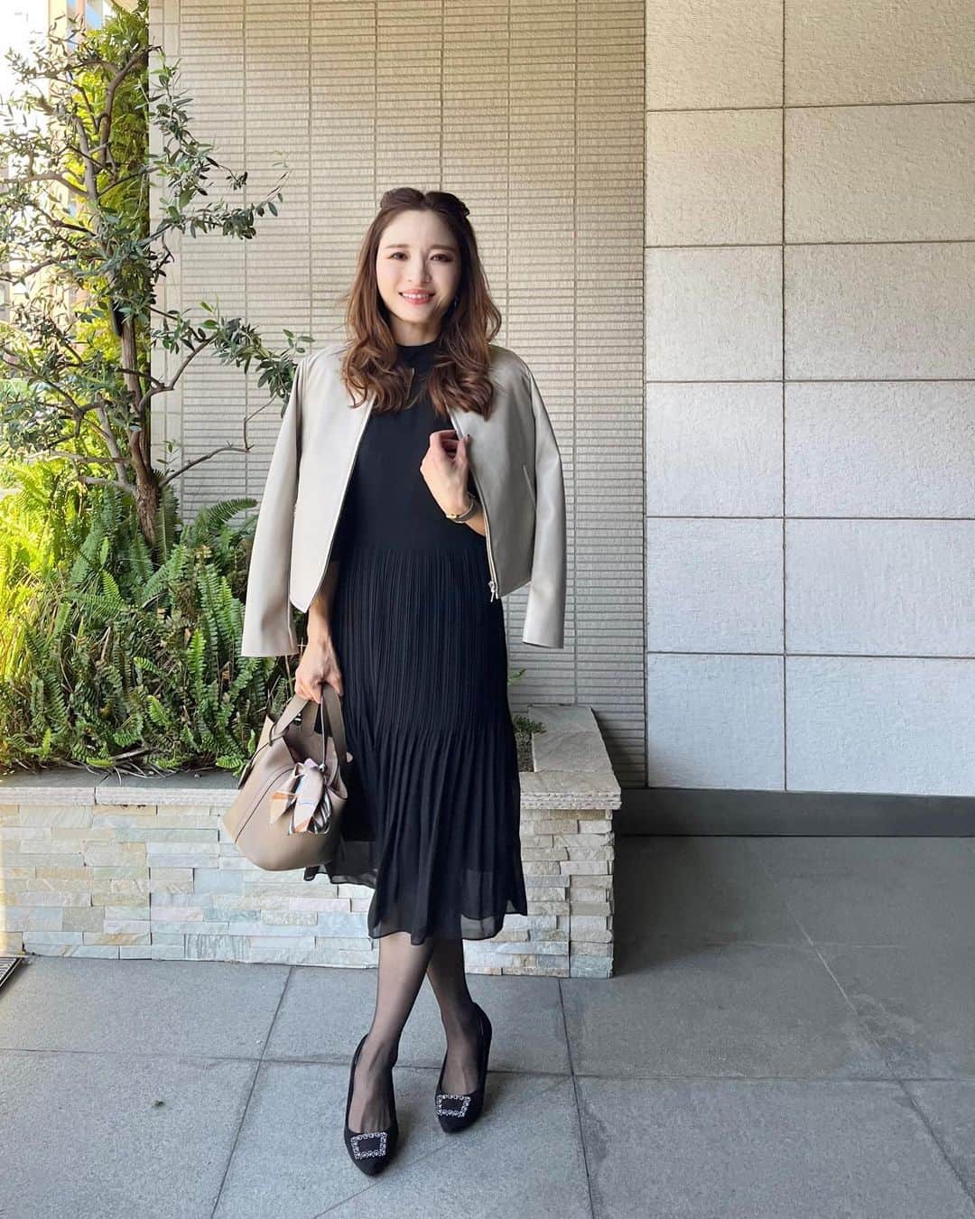 AriizumiEmaのインスタグラム：「コーディネート。 サラサラな生地のワンピースに、フェイクレザーのアウターを羽織りました。 アウターは、先日ロペピクニックで見て素敵だなと思って、後日購入しました。 今の時期は、ショート丈が便利ですね。  #dress @dholic_official  #outer @ropepicnic_official  #パンプス　@sesto_shoes   ☑️ワンピース、パンプス、バッグは楽天ルームに載せています。 ストーリーに楽天ルームのリンクを貼りました💕 派手柄は久しぶり🥹  #fashion#ootd#codinate#instafashion #コーディネート#アラフォー#アラサー#アラフィフ #大人コーデ #お仕事コーデ  #大人ファッション #大人可愛い #韓国ファッション#綺麗めコーデ#きれいめコーデ#カチューシャ#プチプラコーデ#50歳コーデ」
