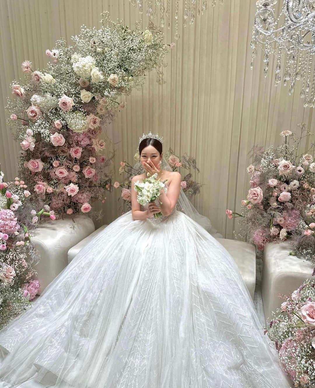 のインスタグラム：「_  말해뭐해요 .. ❤️  너무 예뻤던 하연신부님의 결혼식  입자마자 딱 내꺼다 했던 신부님 드레스 이 느낌이지 그렇지 🙆🏻‍♀️ . . . . . . . . #웨딩플래너고은미 #르웨딩플랜 #곰미플 #곰브라이드」