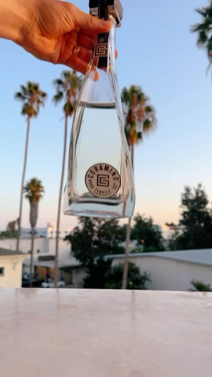 ケビン・ハートのインスタグラム：「Because you deserve it, “The Reward.”  Gran Coramino Cristalino 1oz Grapefruit Juice 0.5oz Orange Liqueur 1 Rosemary Sprig Ginger Beer to top Collins Glas  In a cocktail shaker, add rosemary sprig, then muddle. Add Gran Coramino Cristalino, grapefruit juice, and orange liqueur. Add fresh ice, then shake and strain into Collins glass over fresh ice. Top with ginger beer and garnish with grapefruit peel and rosemary sprig.”」