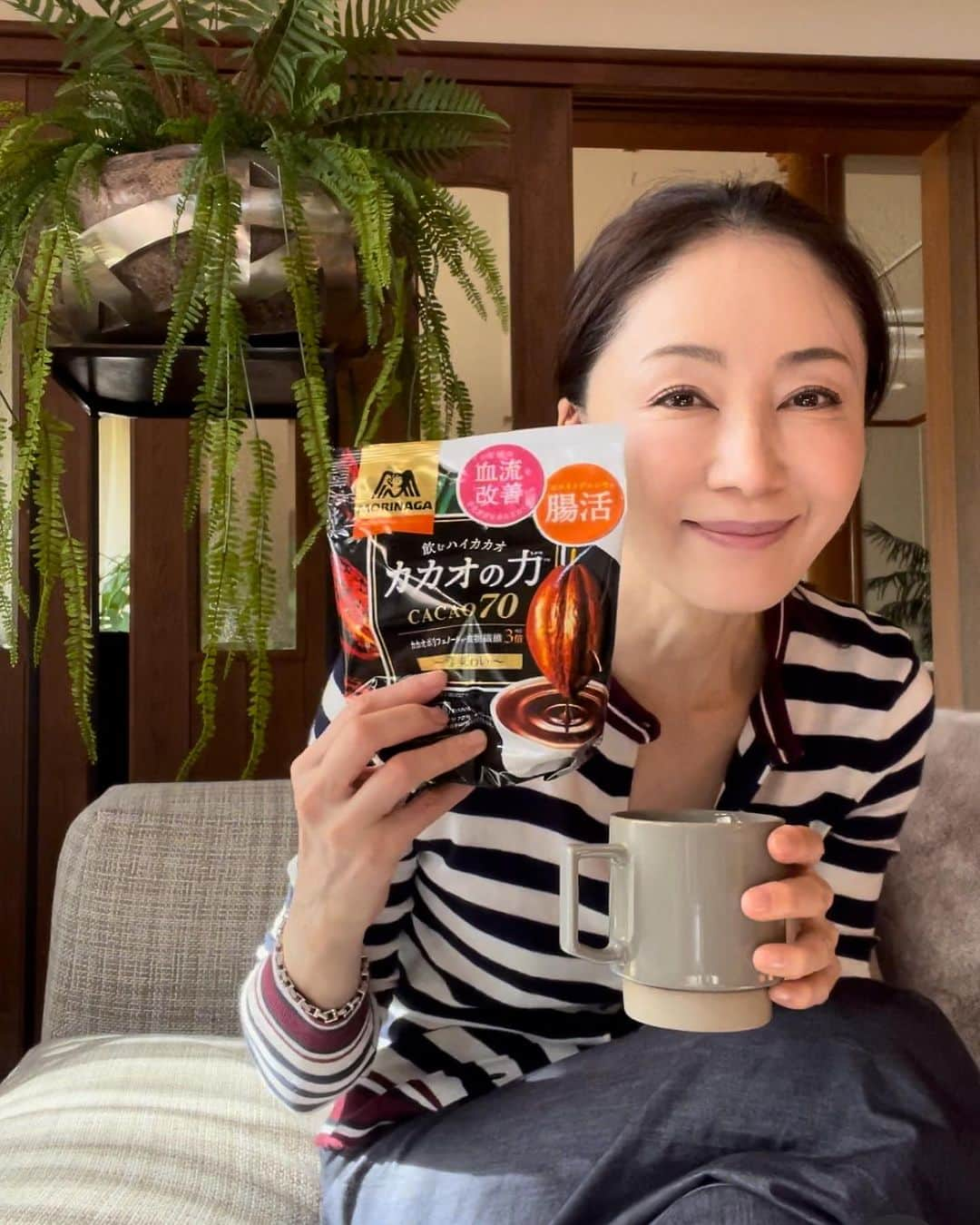 坂村かおるさんのインスタグラム写真 - (坂村かおるInstagram)「寒くなると、暖かい飲み物が美味しいよね！ 私のお気に入りは❤️ ・ 森永製菓のカカオの力＜CACAO70＞甘さひかえめでくせになるハイビター。  カカオの力は機能性表示食品であり、腸活と 血流改善※のw機能があります！ ※末梢の血流を改善し手先表面を温かく保つ  腸活に作用する カカオ分７０％でポリフェノール・食物繊維も通常のココアの３倍もあるので、なかなか取れない食物繊維もこれでバッチリ👌 ・ 美味しく飲んで、身体にもいい！ 寒くなる季節に向けて、血流改善、腸活を今から始めてみませんか❣️☺️ ・ ・  #PR #森永製薬 #カカオの力 #ずるいわ現代女性 #腸活 #血流改善 #機能性表示食品」10月23日 12時54分 - kaoru.sakamura