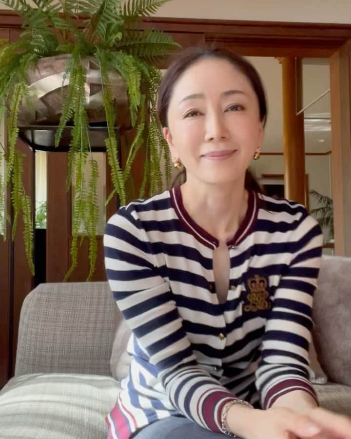 坂村かおるのインスタグラム：「寒くなると、暖かい飲み物が美味しいよね！ 私のお気に入りは❤️ ・ 森永製菓のカカオの力＜CACAO70＞甘さひかえめでくせになるハイビター。  カカオの力は機能性表示食品であり、腸活と 血流改善※のw機能があります！ ※末梢の血流を改善し手先表面を温かく保つ  腸活に作用する カカオ分７０％でポリフェノール・食物繊維も通常のココアの３倍もあるので、なかなか取れない食物繊維もこれでバッチリ👌 ・ 美味しく飲んで、身体にもいい！ 寒くなる季節に向けて、血流改善、腸活を今から始めてみませんか❣️☺️ ・ ・  #PR #森永製薬 #カカオの力 #ずるいわ現代女性 #腸活 #血流改善 #機能性表示食品」