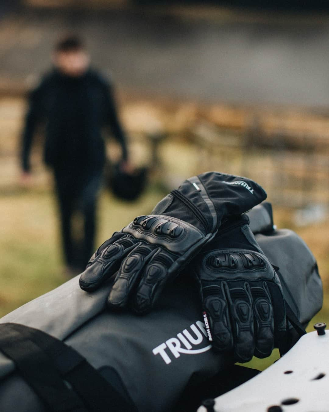 Triumph Motorcycles Japanのインスタグラム：「トライアンフのGORE-TEX®グローブは、快適性やグリップ性を損なうことなく、比類なき防水性を提供します。⁣ ⁣ 指のカーブに沿った形状で、TPU成形素材のナックルプロテクターを採用。⁣ 手首まわりは調節可能で、スマートフォンやナビを操作できるよう人差し指に導電性素材を使用しています。CE/UKCA規格適合品です。⁣ ⁣ #TriumphMotorcyclesClothing #ForTheRide #トライアンフ #TriumphMotorcycles」