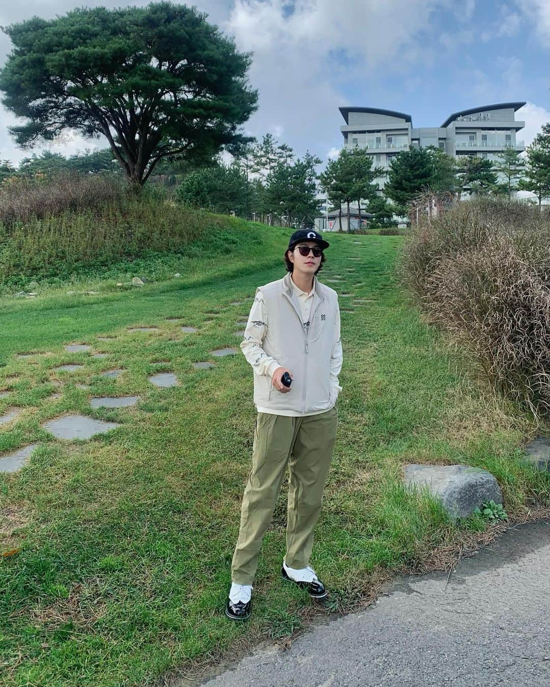 ホン・ジョンヒョンさんのインスタグラム写真 - (ホン・ジョンヒョンInstagram)「날씨 좋다🍁🍂」10月23日 12時58分 - hjonghyun