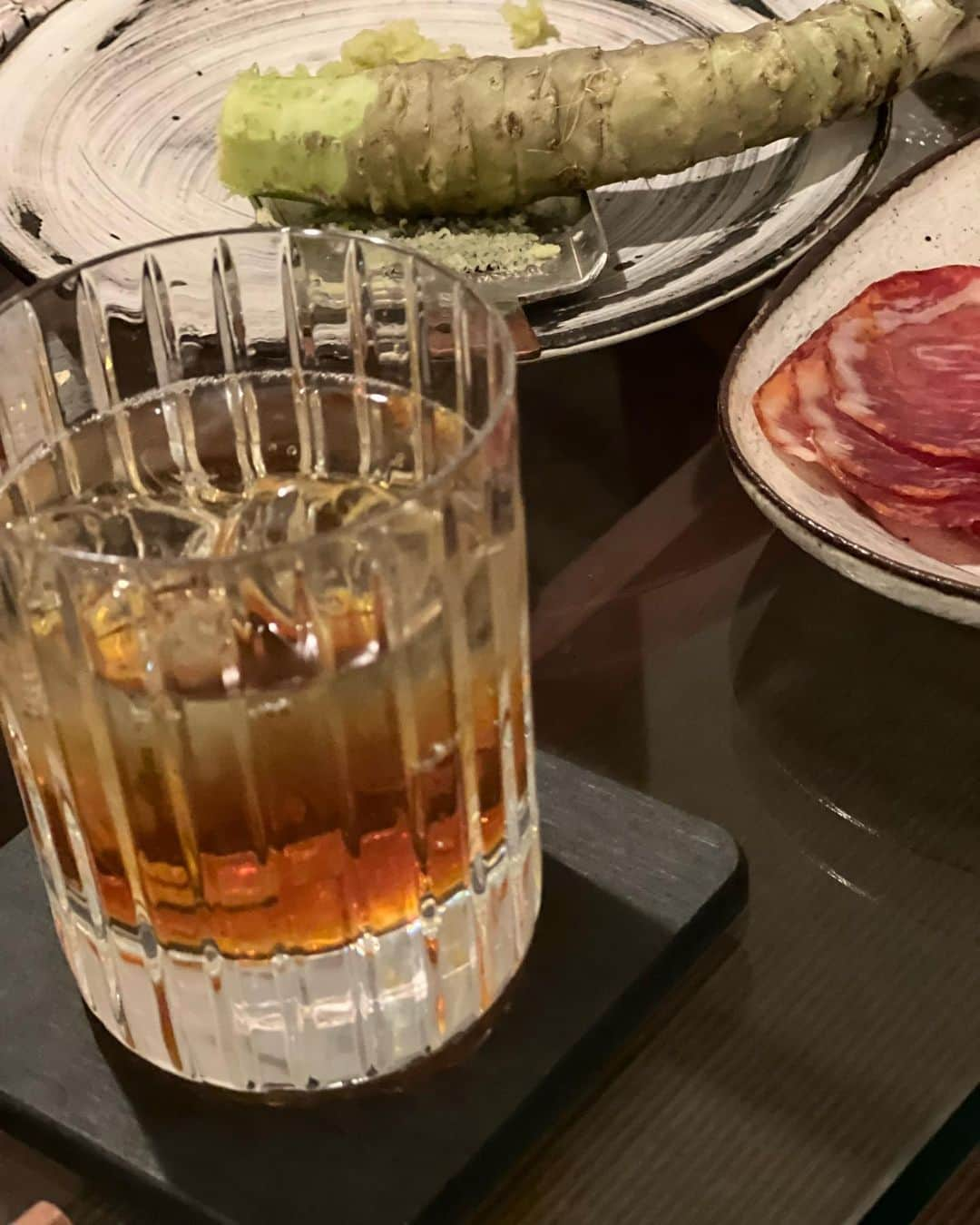 Megさんのインスタグラム写真 - (MegInstagram)「先日の会 お酒飲めない私にバカラにコンブチャ 何から何まで洒落たレベル高めな大人のBBQ  ほぼはじめましてのみなさまだったけど 前から知っていたような不思議な会 やっぱり同年代というのは強いんだなぁ 数分で中学の同窓会のようになる  Swellをやり始めて育児と仕事にがむしゃらだった10年はどこかに出掛けてゆっくり外食をしたりなんてことはごくたまにしかできなかったな できなかったというよりする余裕がなかった ここ数年で息子の進学に伴って環境がガラっと変わりそこから私の交友関係もガラリと変わった 長年閉鎖的にやってきた私にとってはもうそれは革命レベル  家族といる時間ももちろん大切なんだけどやっぱりこういう時間も大切だなぁと思うんです  とても良い夜でした さこっち！皆さまありがとう！」10月23日 13時00分 - meg_swellvtg