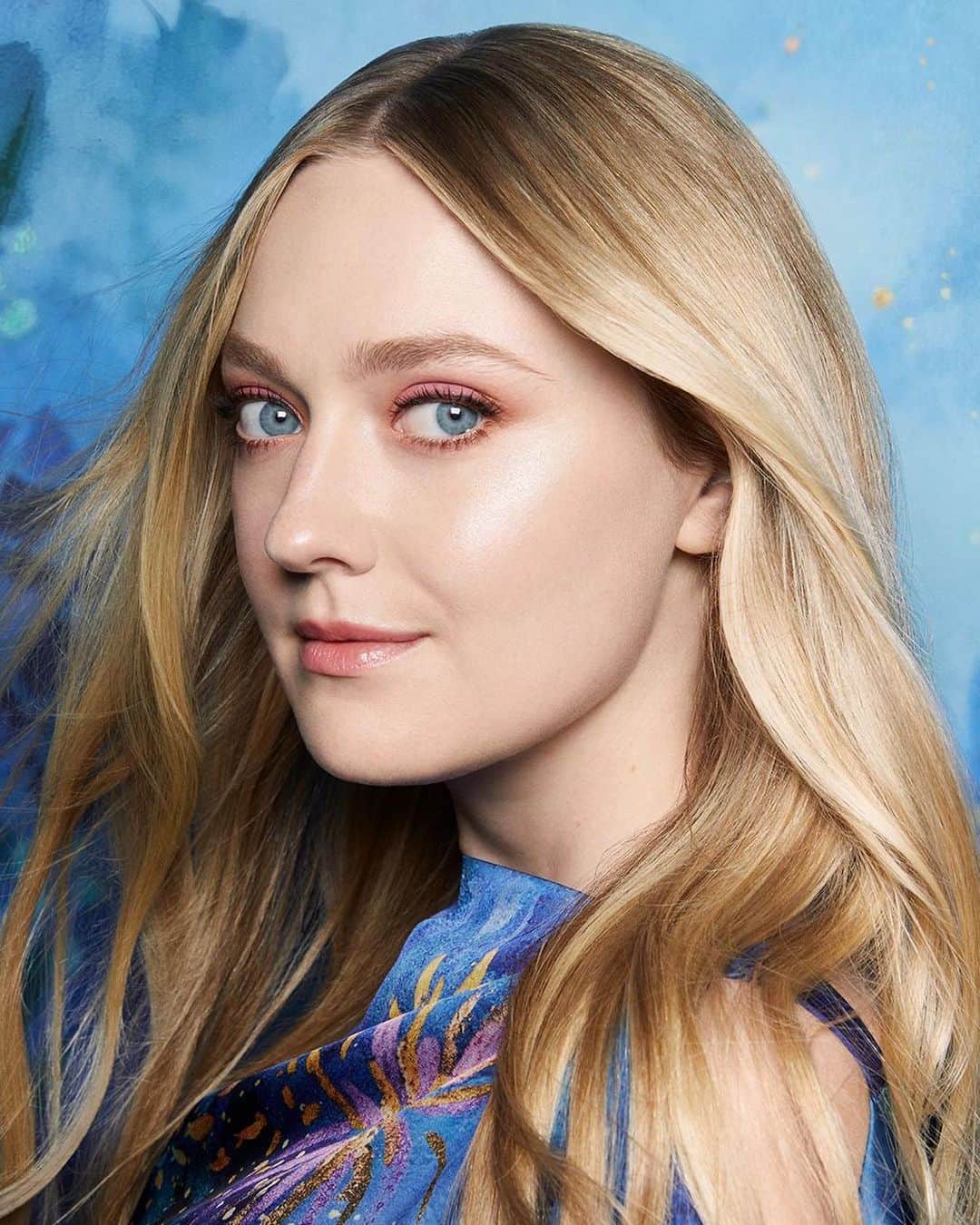 Clé de Peau Beauté Officialのインスタグラム：「Our 2023 Holiday Collection–“Toward the Horizon– is a masterpiece designed by the incredibly talented @KatieRodgers, who was inspired by the enchanting beauty of the underwater world.   This limited edition series features your favorite CPB products, with Katie’s intricate, dreamlike illustrations lovingly woven into every aspect of the collection. Whether you get it as a gift for a special someone –or for yourself–you know each set is a celebration of beauty, art and love ❤️   クレ・ド・ポー ボーテ 2023 ホリデーコレクション 「Toward the Horizon」～さらに先へ、輝く未来を信じて～ は、ケイティ ロジャース氏（@KatieRodgers）が童話「人魚姫」にインスパイアされてつくられたコレクションです。 今回のコレクションは、あなたのお気に入りのクレ・ド・ポー ボーテのアイテムのパッケージに、ケイティ ロジャース氏の繊細さと大胆さを併せ持つ、強くエレガントなアートワーク、そしてその大胆なブラシのタッチと豊かな色彩が描き出されています。 自分へのご褒美として、どのアイテムも美と芸術が融合したコレクションであることを実感していただけることでしょう❤️」